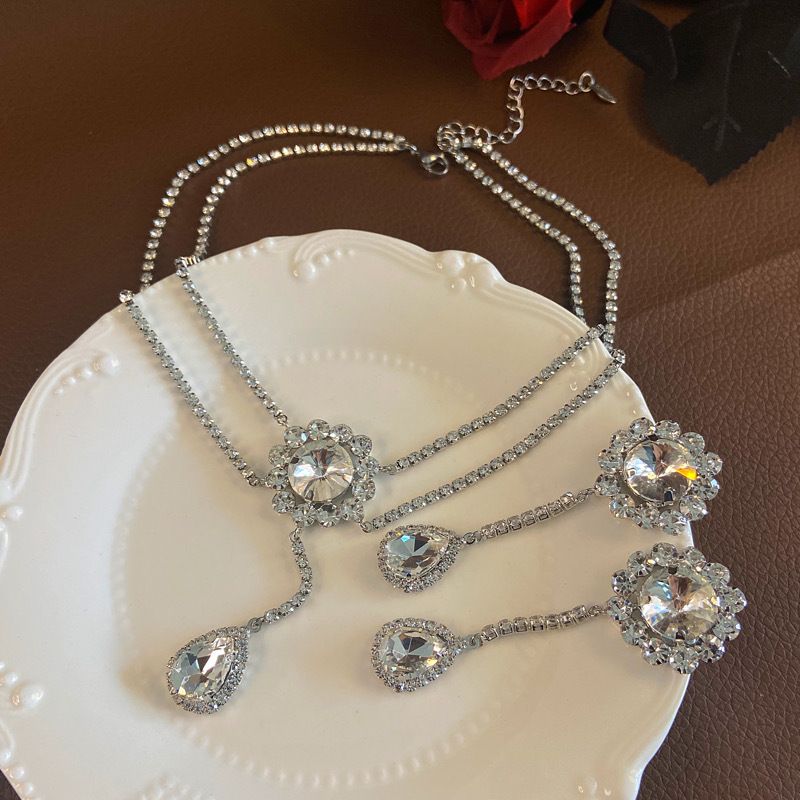 Temperament Diamond Set Necklace Earrings Fashionable European And American Flowers Minimalist Earrings Sparkling Diamond Water Droplets High Grade collarbone Chain Bridal Accessories Ball Party Exqui