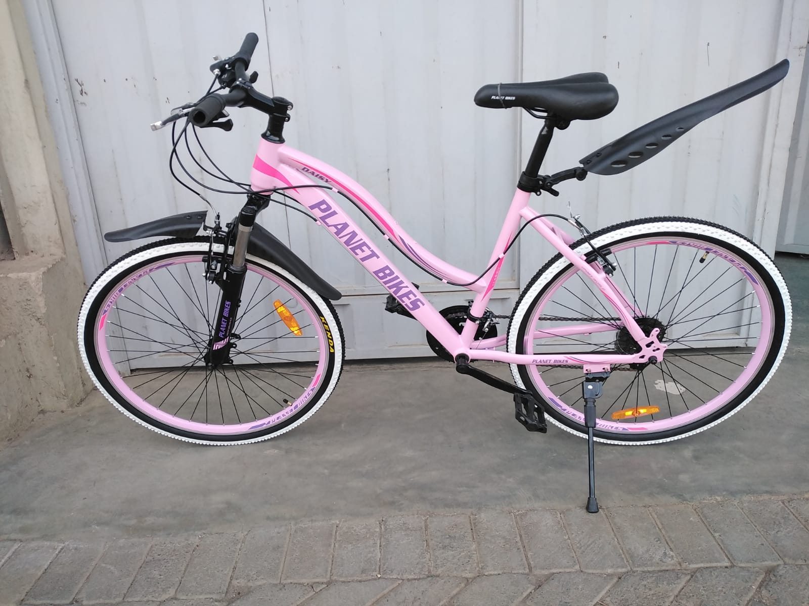 MOUNTAIN BIKE BICYCLE SIZE 26 WITH DISC BRAKES AND FRONT SUSPENSION AND SHIMANO GEARS