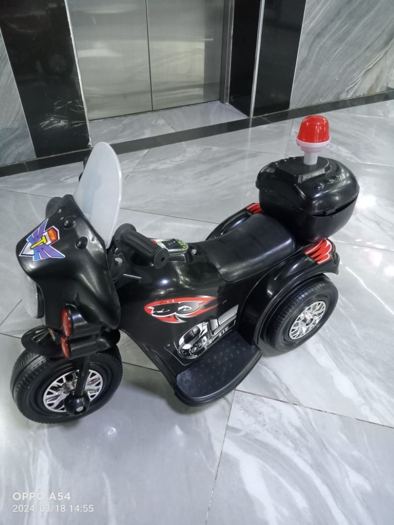 6v Battery Powered Black Motorcycle Ride on Toy Kids Bike 3 Wheel Driveway Fun Suitable for 1-3 yrs