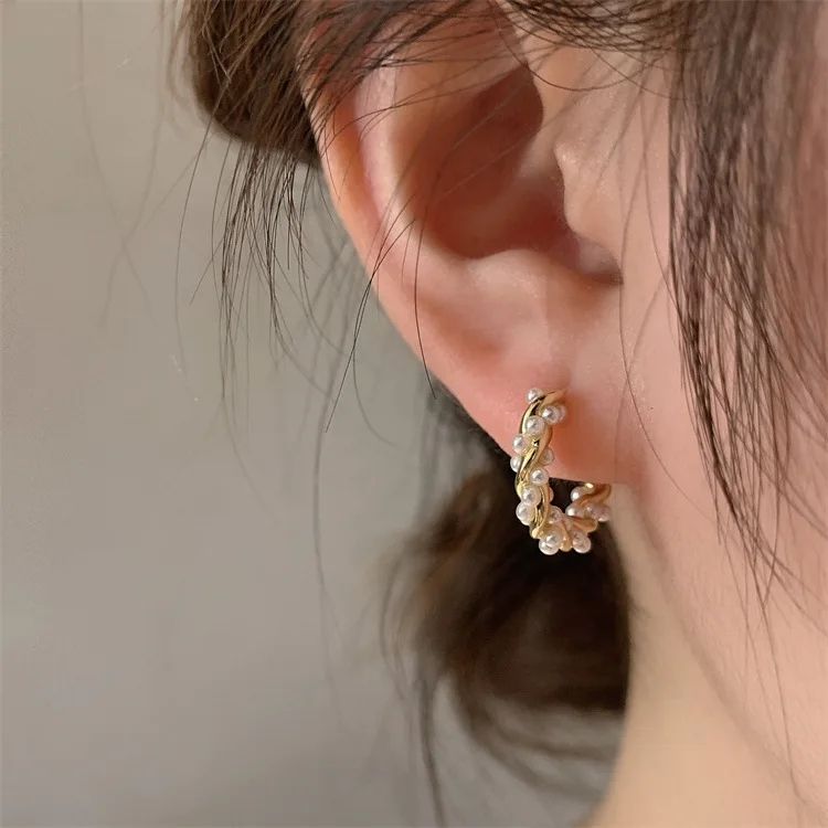 2024 New Simple Temperament Circle Pearl Earrings Fashion Small Versatile Earrings Women's Jewelry
