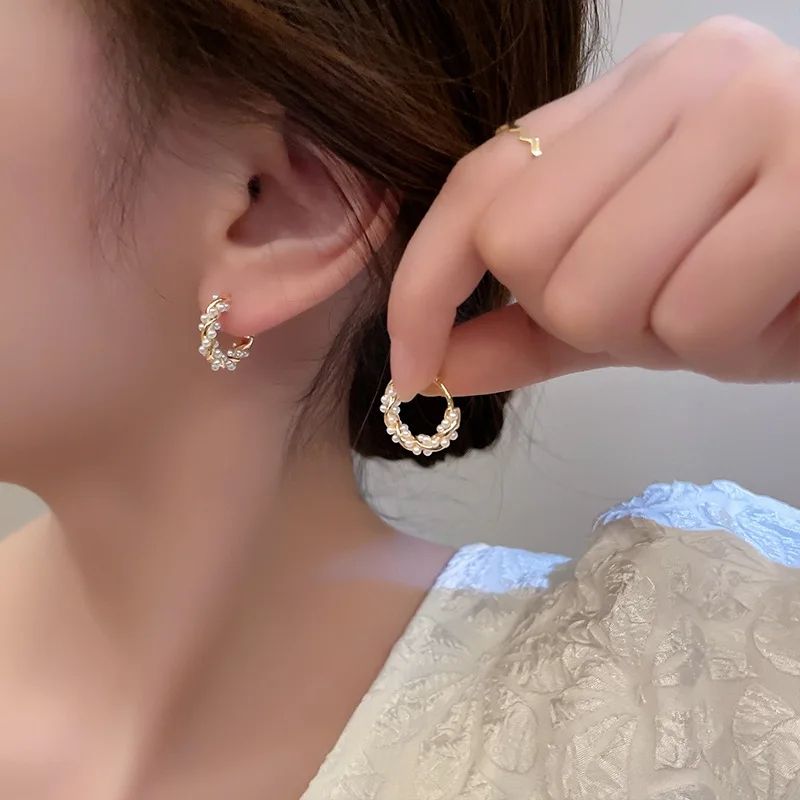 2024 New Simple Temperament Circle Pearl Earrings Fashion Small Versatile Earrings Women's Jewelry
