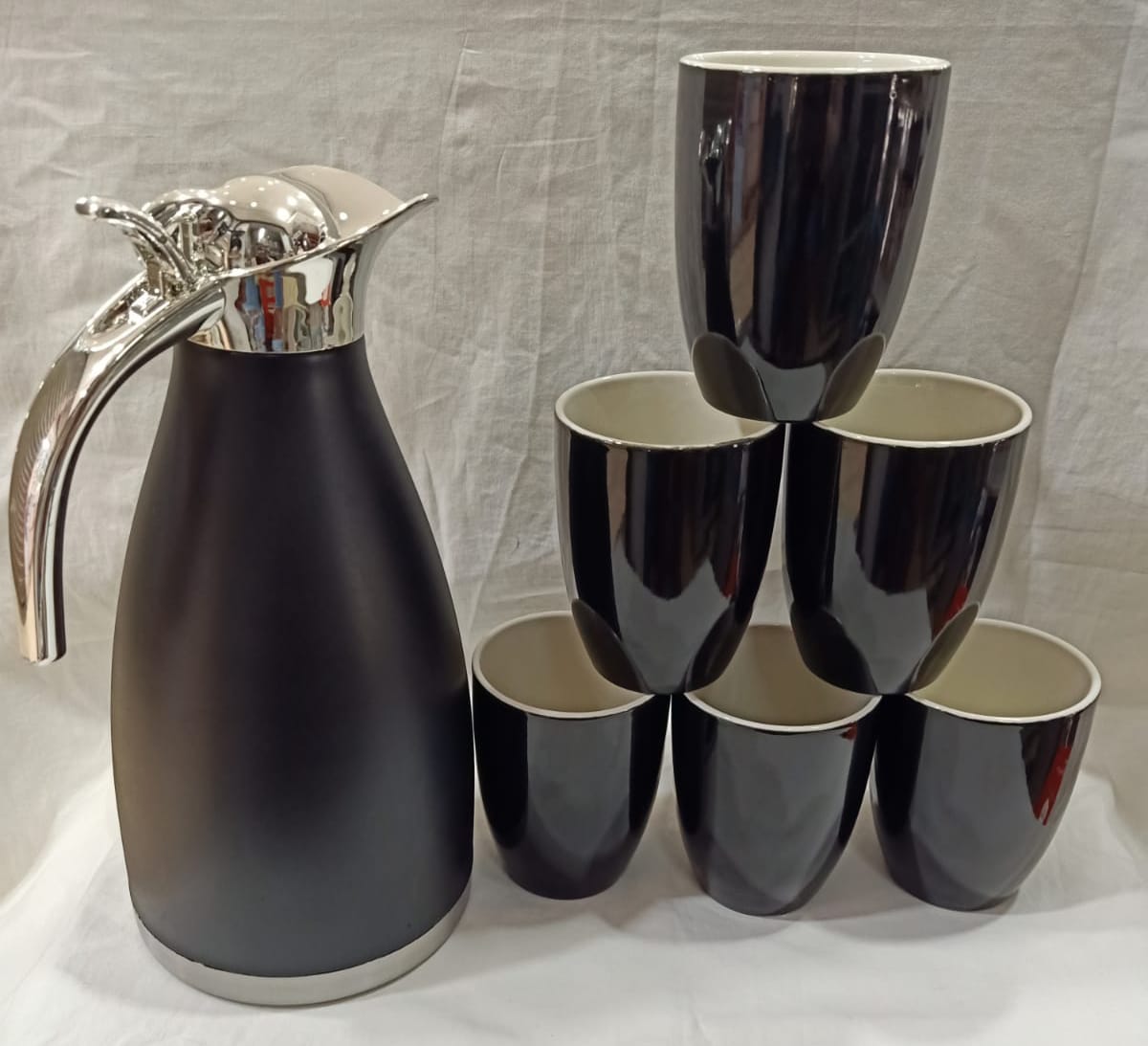 LUXURY FOR LESS. 😍😊JP 6 Pc ceramic Tea Mugs + 2 L Flask; Perfect for storing and serving coffee, tea, hot chocolate and more.