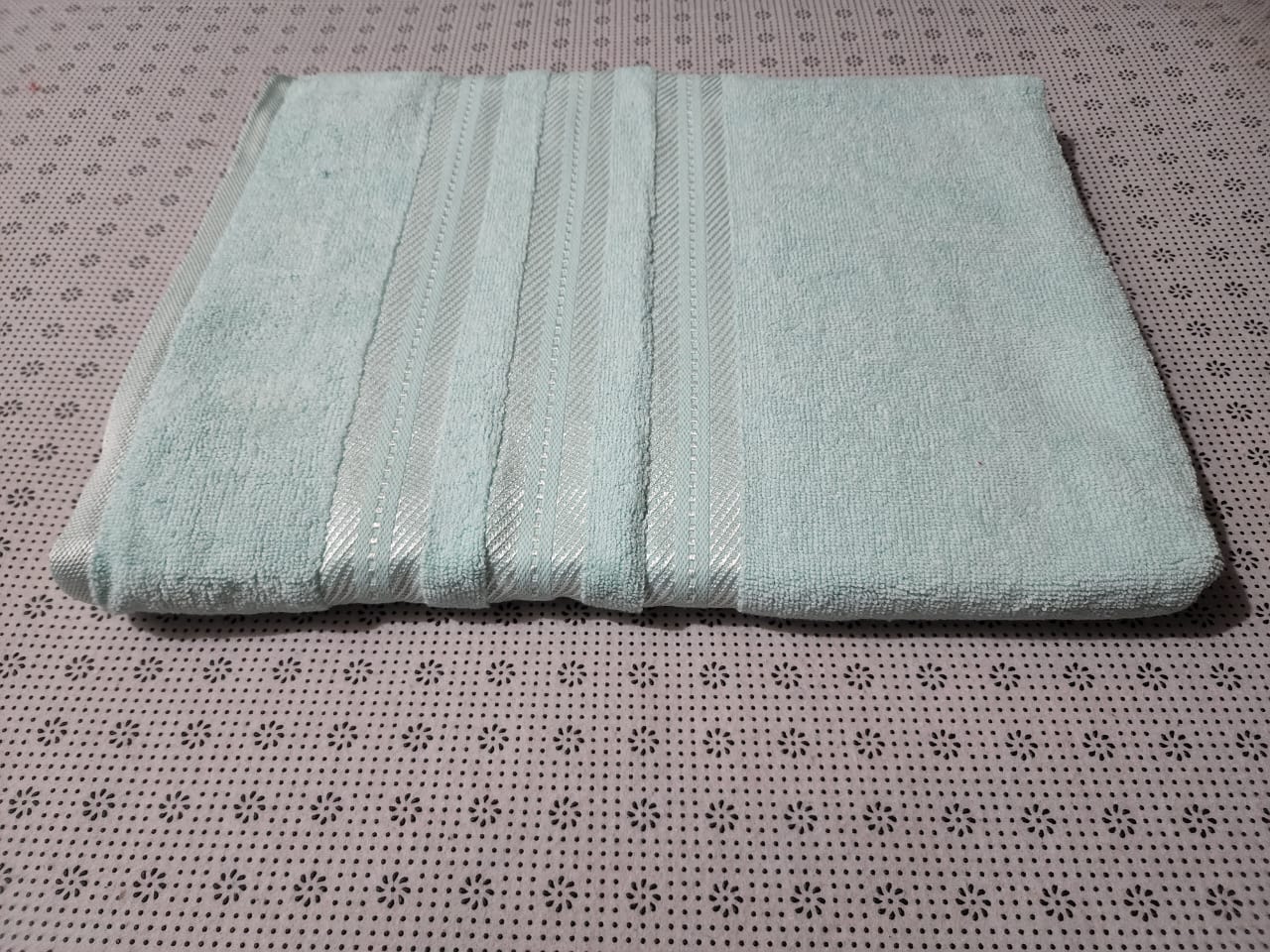 HIS large Towels  coloured 90x165cm; t is super soft, extra absorbent and agreeable to touch. The towel dries out fast so very ideal for daily use.