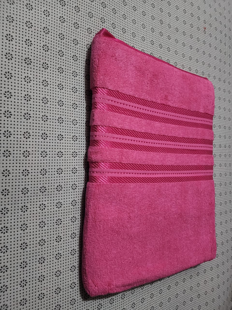 HIS large Towels  coloured 90x165cm; t is super soft, extra absorbent and agreeable to touch. The towel dries out fast so very ideal for daily use.