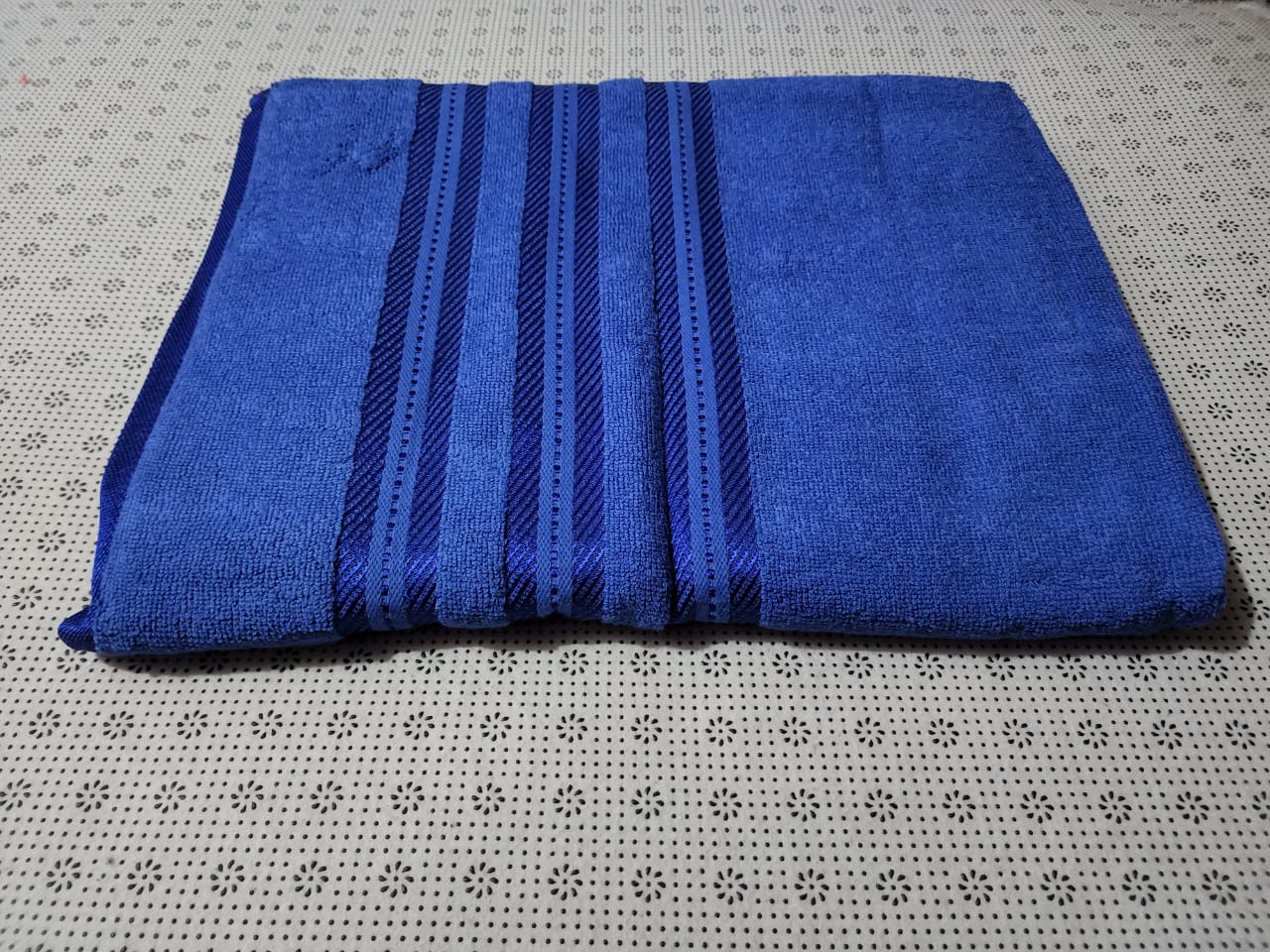 HIS large Towels  coloured 90x165cm; t is super soft, extra absorbent and agreeable to touch. The towel dries out fast so very ideal for daily use.