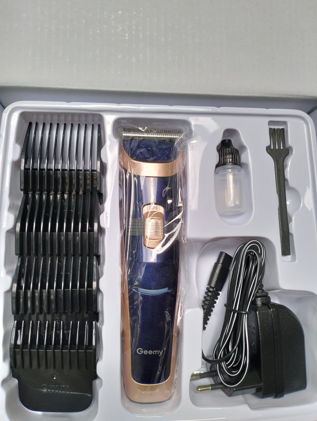 Geemy professional hair rechargeable model GM-6005 HAS A VERY POWERFUL MOTOR WITH EVERSHARP BLADES; Has a magic stainless steel blade cut hair very easy