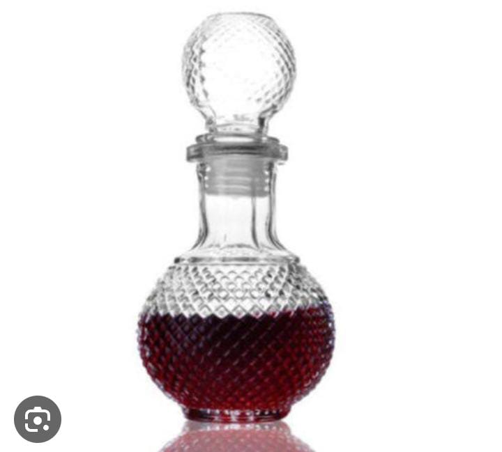 Heavy glass kitchen round wine decanter  with the capacity of 450mls