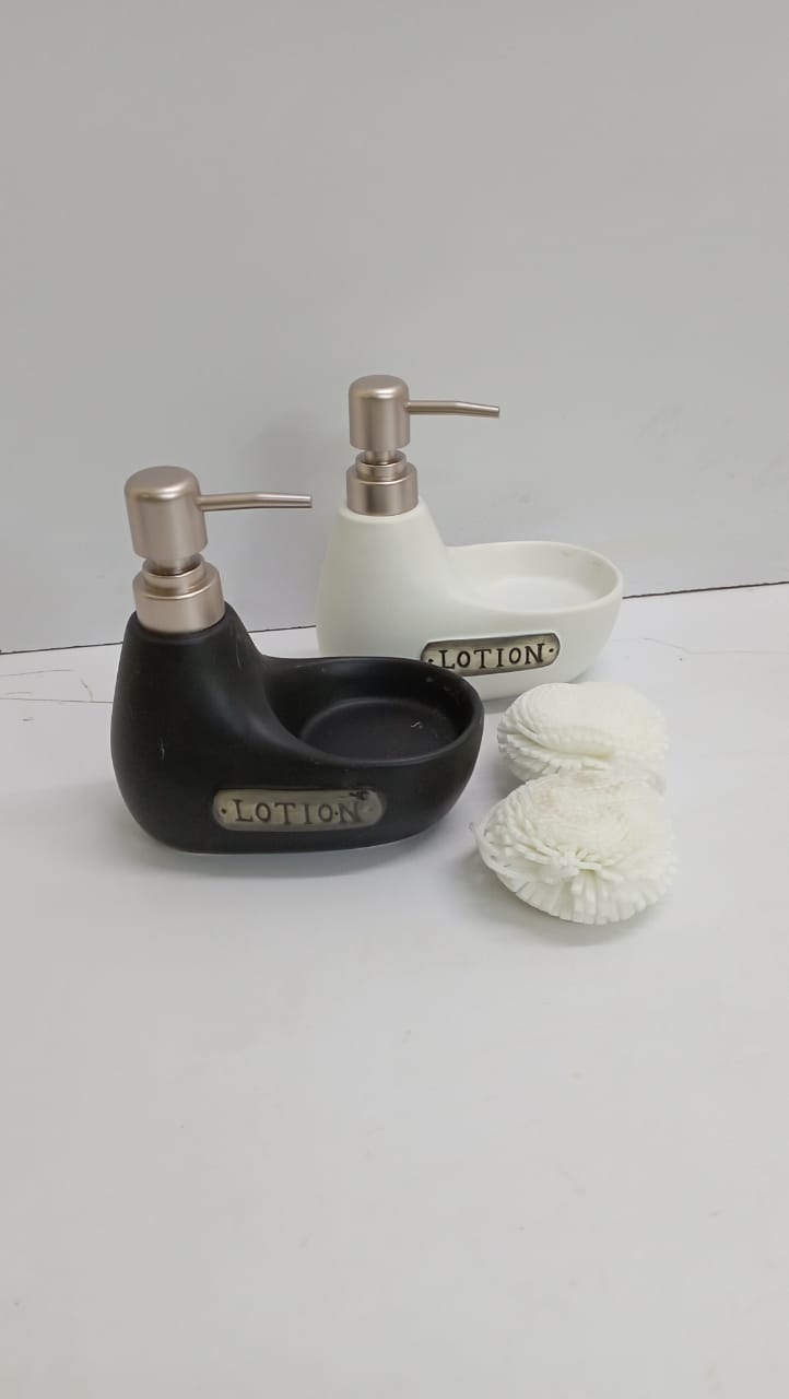 Soap dispenser//Handwashers bottle Made of high-quality ceramic, safe for daily use, and easy to clean, simply rinse and wipe with a soft cloth.
This bath accessory set makes a wonderful housewarming