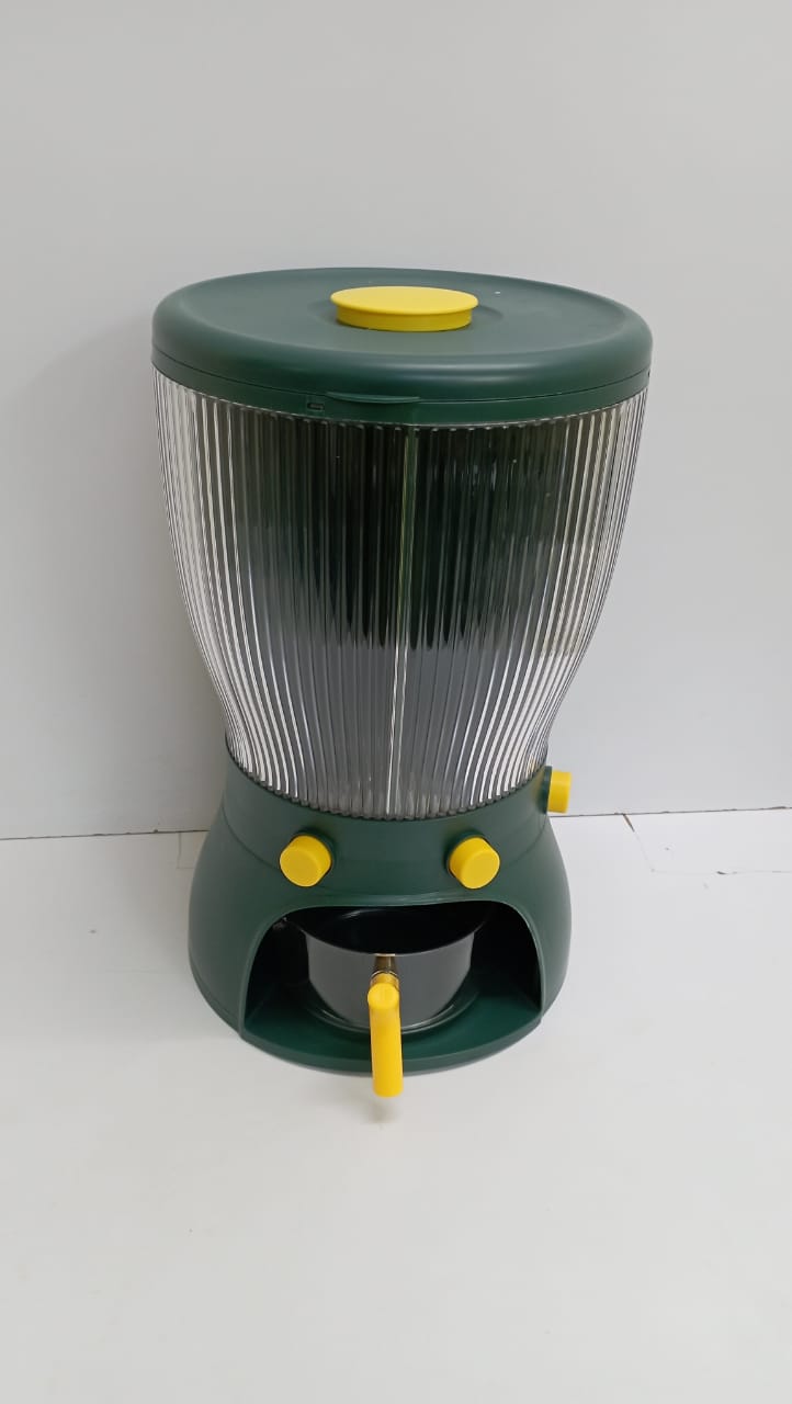 Partitioned rotation cereal dispenser It is a functional, yet aesthetically effective product, resembling a sculpture to add flair in your kitchen Classic transparent shell design allows you to see th