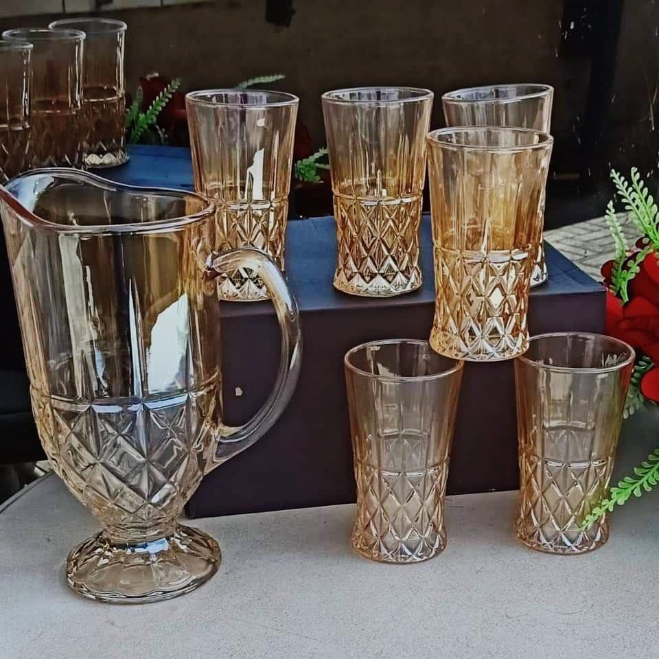 Golden glass water set 6x Gold water tumblers
1x Gold water jug
Serve water, juice, ice tea and milkshakes all in this jug.
This set is perfect for offices when entertaining any guests.
Easy and elega