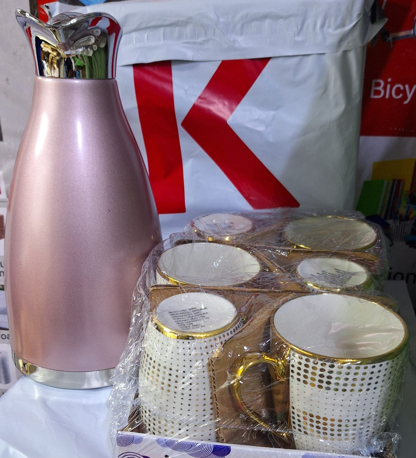Dinnerset (7pcs)2 litre jp flask + 6pc gold coated ceramic cups Unbreakable Thermos:

Crafted from Stainless Steel:
Ensures top-notch insulation and unparalleled durability.
Your Daily Companion:
Keep