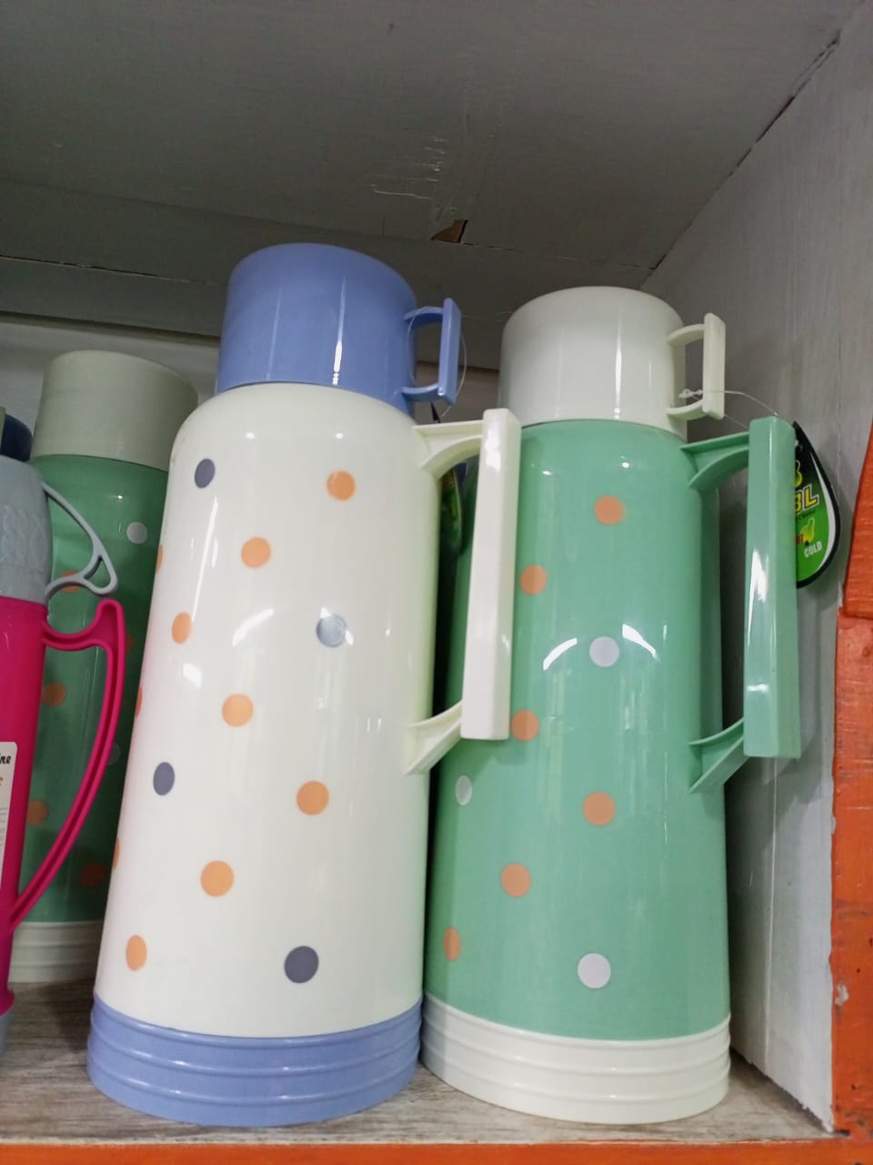 flask Vacuum technology enables to keep liquid hot/cold for longer duration.