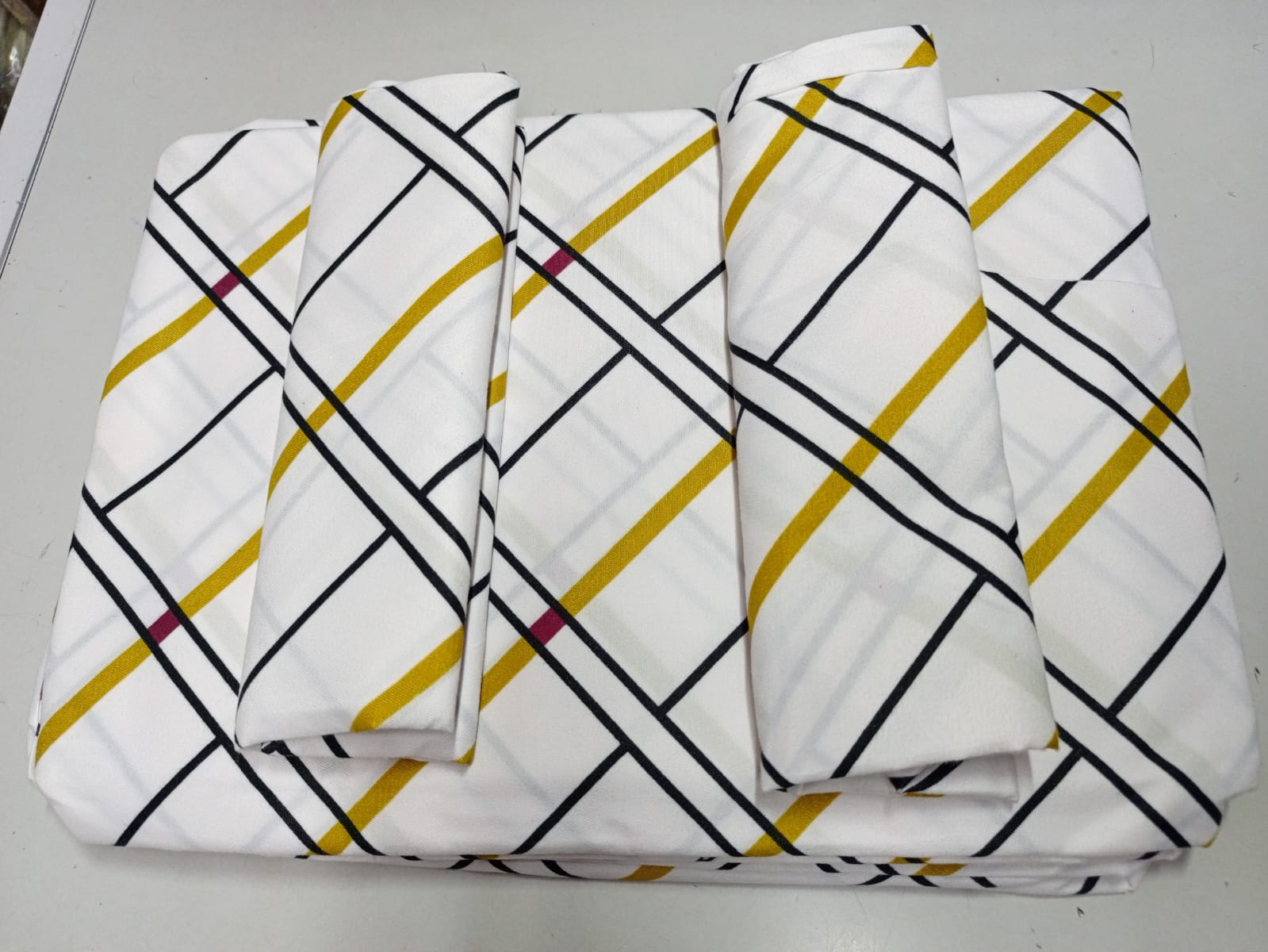 4x6 Bedsheet Set 4 Pcs (2 Bedsheets & 2 Pillowcases)