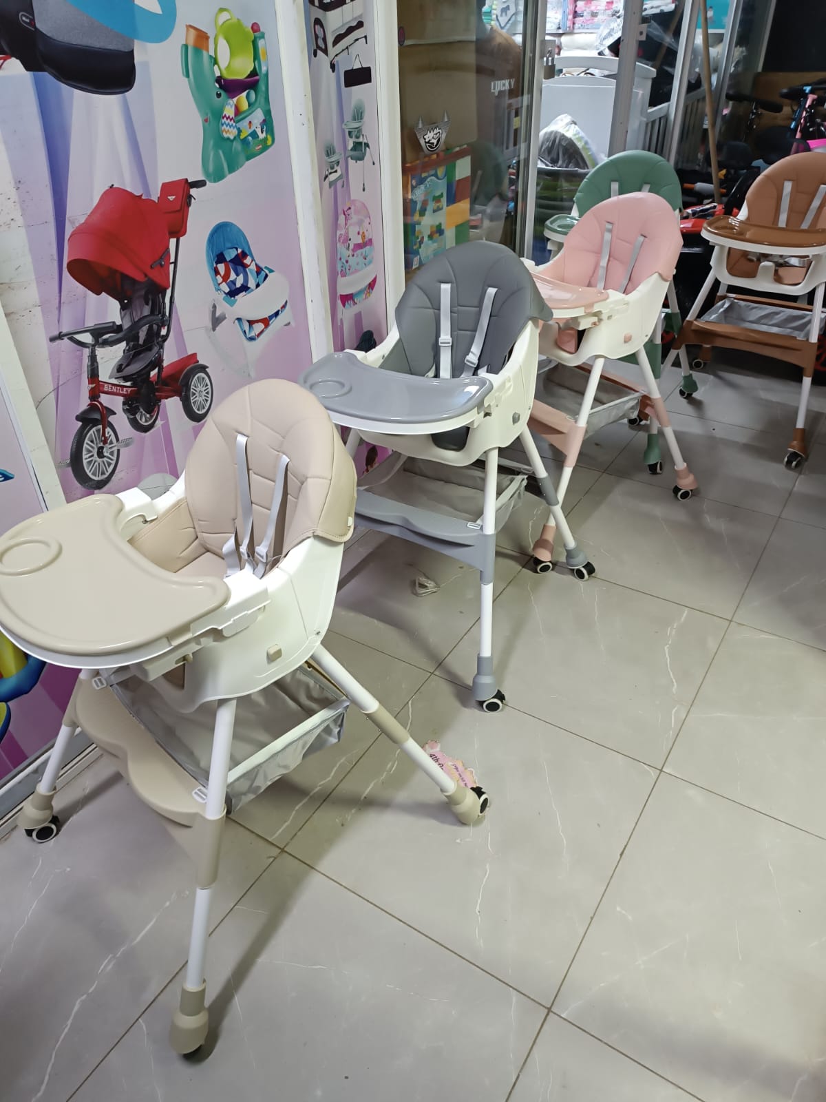 Baby feeding chairs/highchair, had reclining seat positions, has wheels, it's Foldable