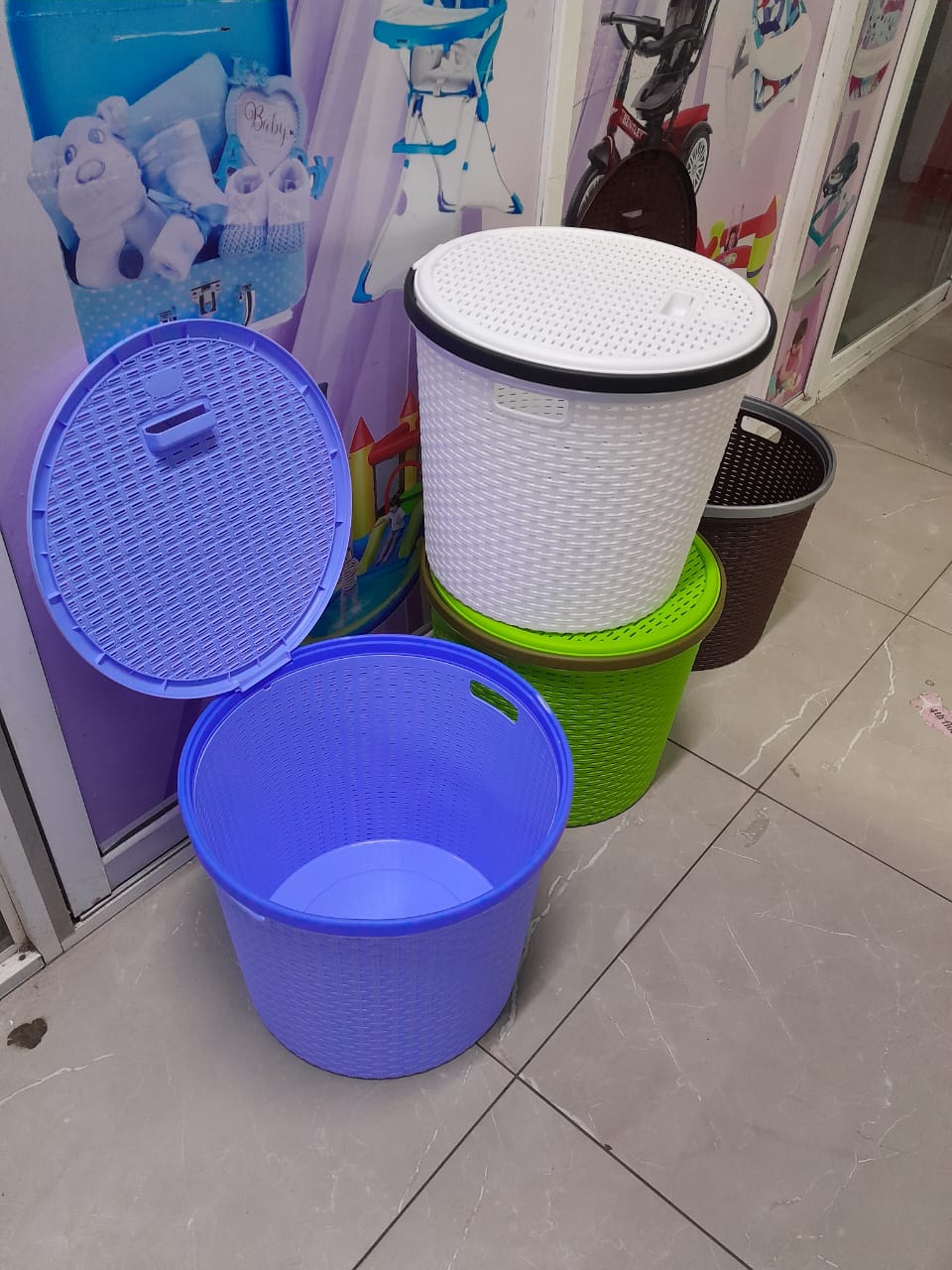 Plastic Laundry Basket With A Lid; 
Your clothes, your toys and many more depending on the area of use, will be well organized here