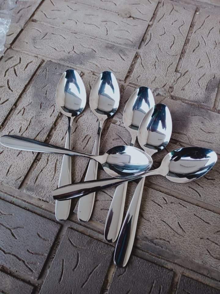 6 pcs heavy table spoon;
Enjoy every meal  you take using this lovely spoon. Your  guest will always remember how you served them with this  royal spoon
