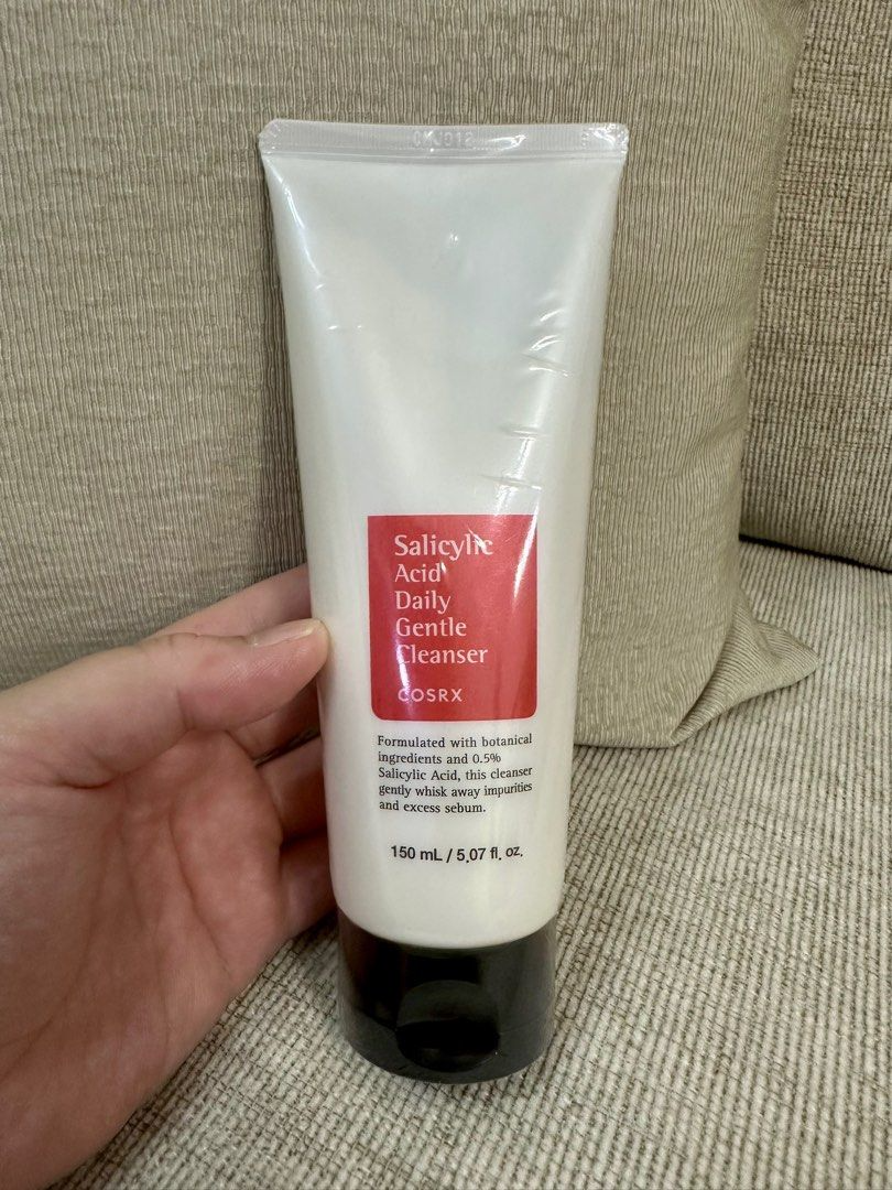COSRX Salicylic Acid Daily Gentle Cleanser effectively removes dead skin cells, excess oil, blackheads, and whiteheads while providing moisture.