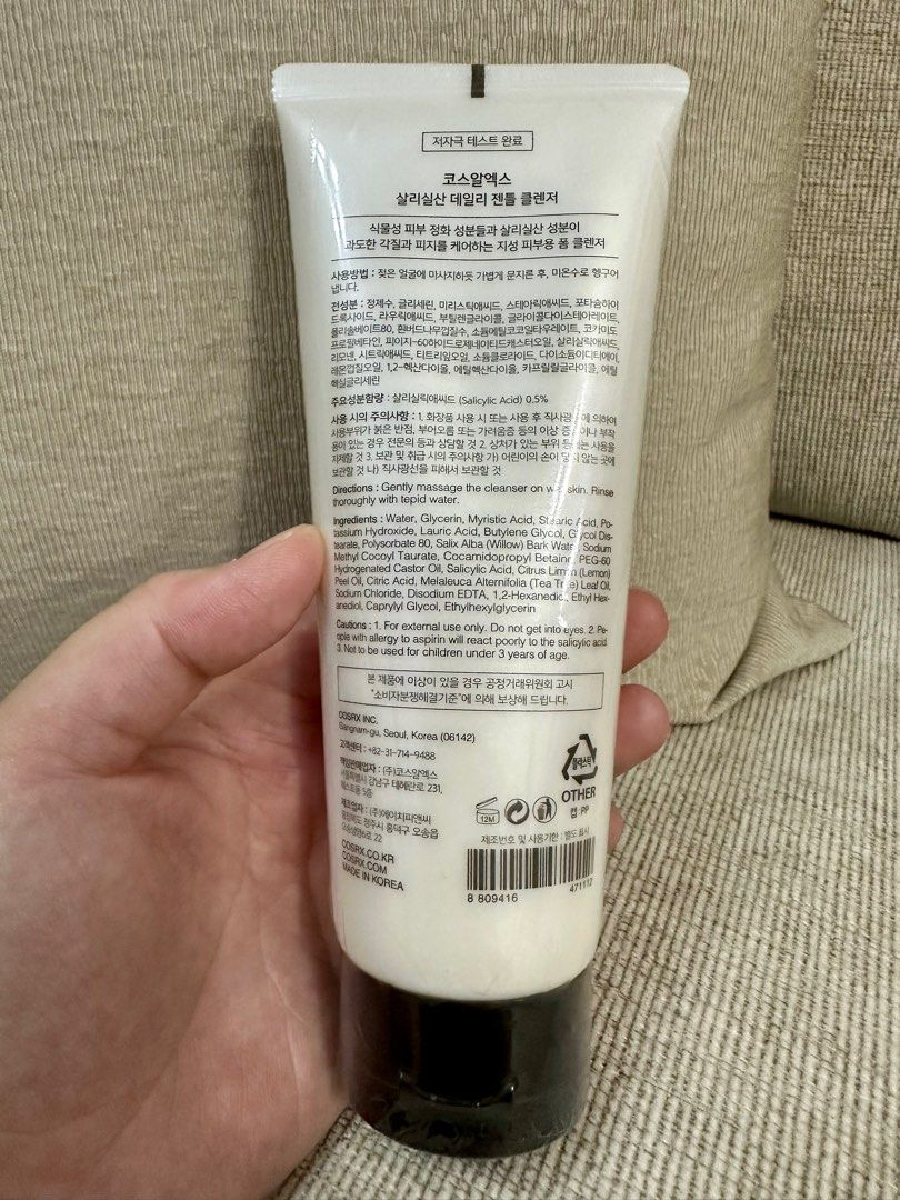 COSRX Salicylic Acid Daily Gentle Cleanser effectively removes dead skin cells, excess oil, blackheads, and whiteheads while providing moisture.