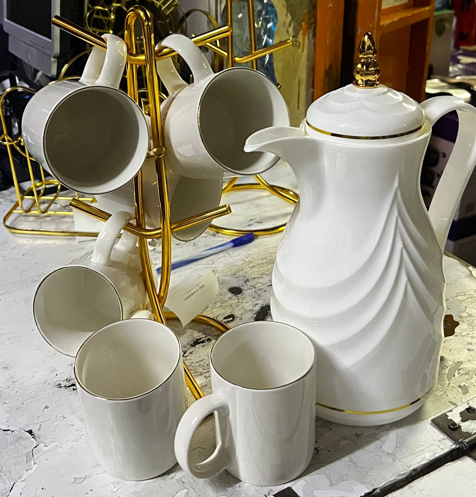 6 pcs 32 cl mug ceramic 1 ltr flask has 2l Unbreakable Thermos and 6 Mugs. This flask has been crafted out of stainless steel to offer the best insulation and most importantly, for durability as it is