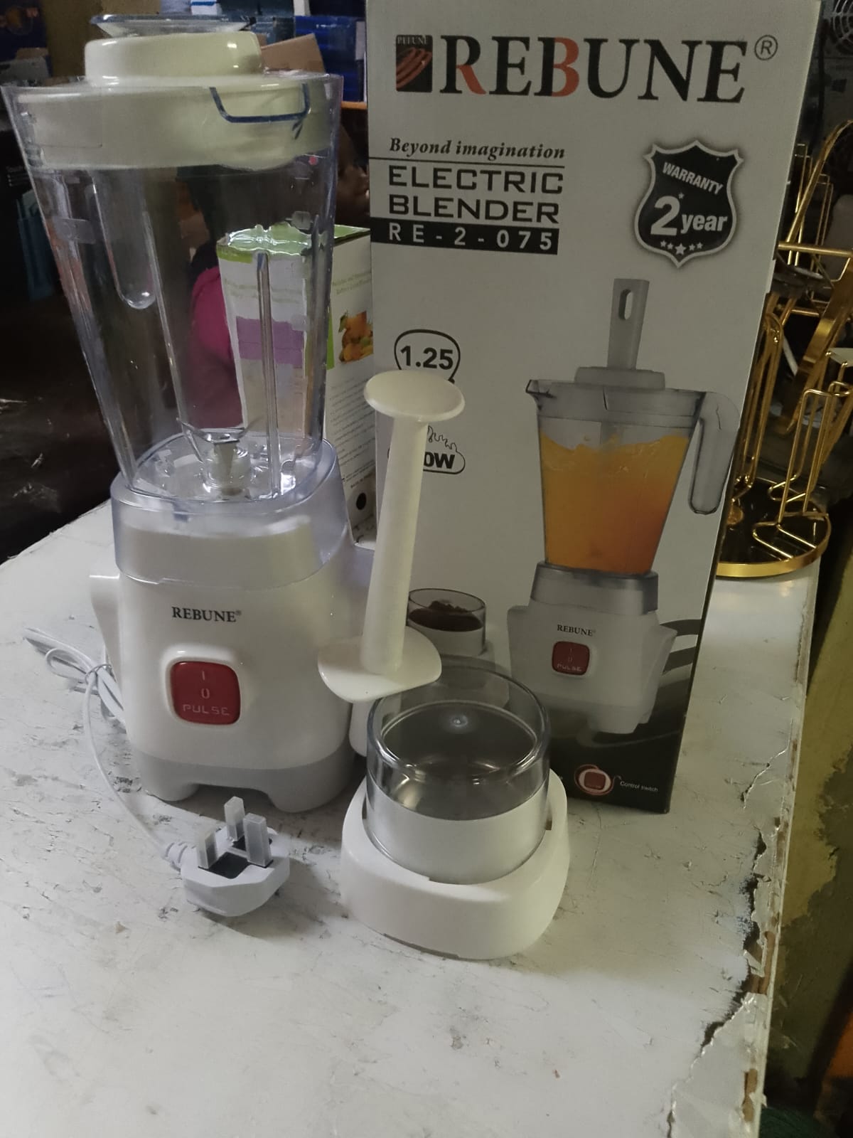 2 in 1 rebune blender  Blender & Mill 2 in1
– With fruit vegetable blending and dry food milling functions
– Stainless steel cutting blades
– High,low speed and pulse piano switch control
– Nonslip ru