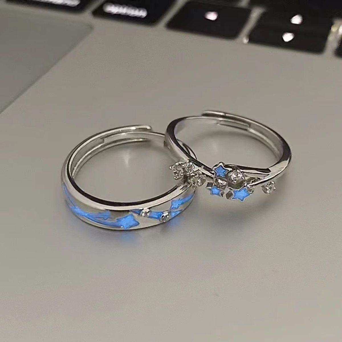 2Pcs Fashion Blue Luminous Star Couple Ring Glow In Dark Fluorescent Zircon Ring Women Men Adjustable Finger Rings Jewelry Gifts