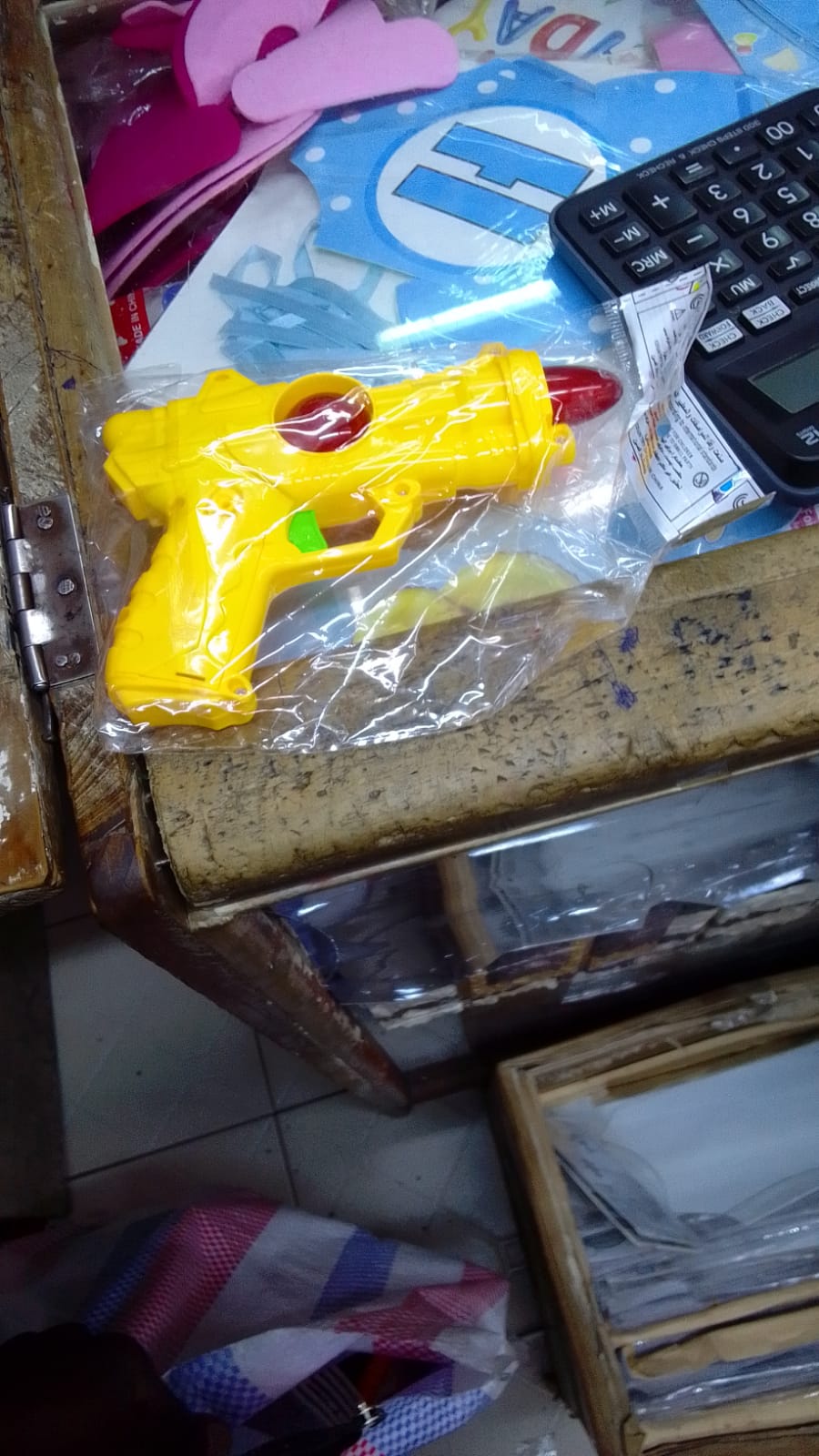 2pcs Water Gun Toy Gun For Kids.Perfect Outdoor Toy
Make it fun outdoors
How to use: Fill the toy gun with water and the press the 'shoot' button to splash water.
Suitable for children of all ages