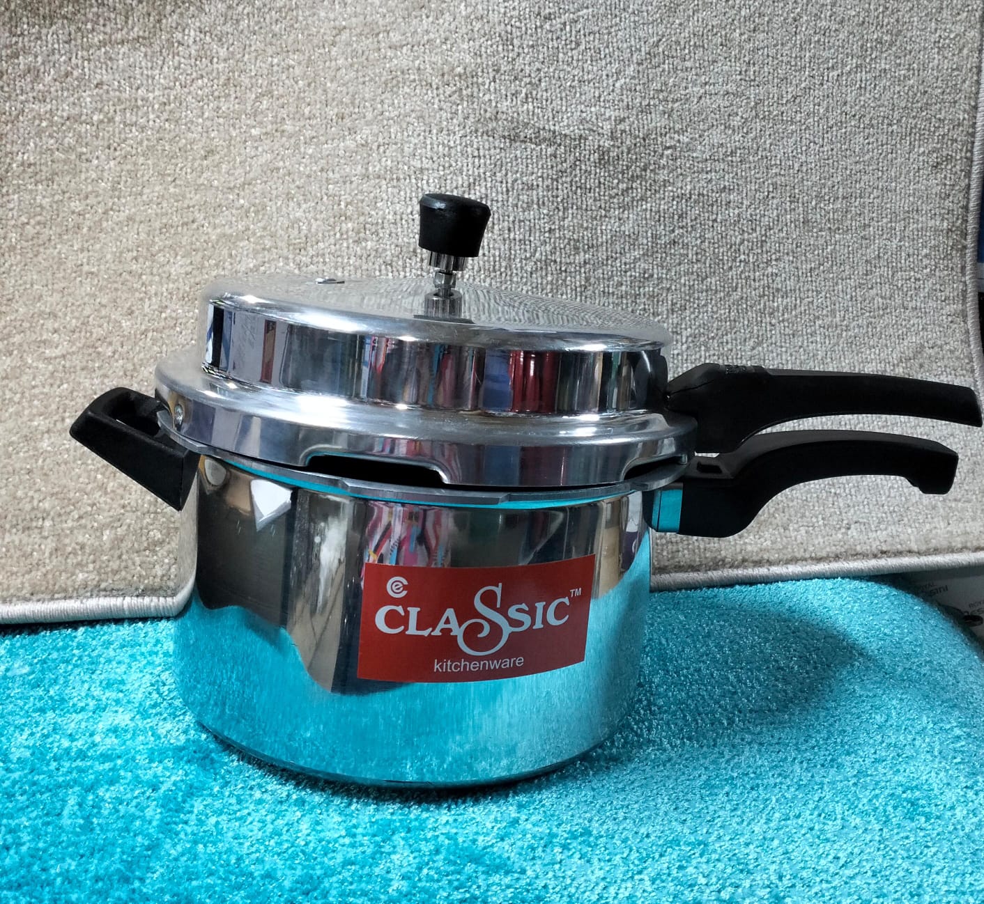 3Ltrs Aluminium Pressure Cooker. The High-speed pressure cooking preserves flavors and nutrients. Protective features include pressure release devices and a cover lock that keeps cooker from being ope