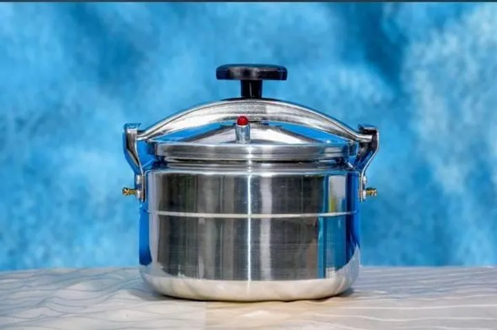 PRESSURE COOKER. Kitchen Pressure Cooker，Suitable for Induction and Stove-top Stainless Steel Cookware with Easy Opening &Closing Lid Triple Safety Valve Design