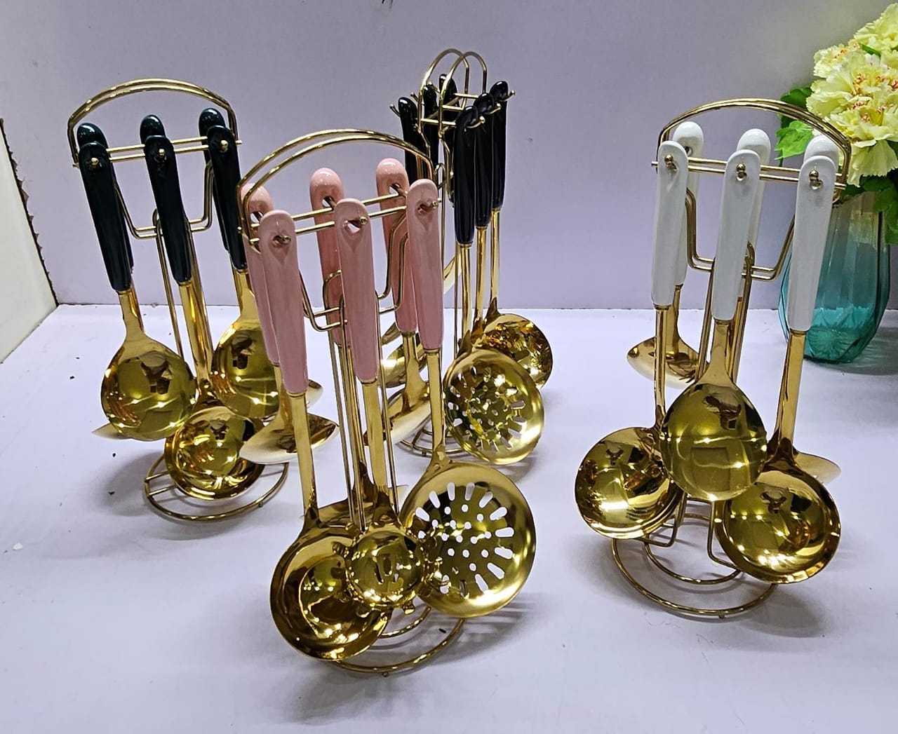 High QUALITY 6pcs +1stand Heavy Golden Serving spoons set 

Consist of;
2pcs short spoon
2pcs soup spoon
1pc fry spoon
1pc spaghetti