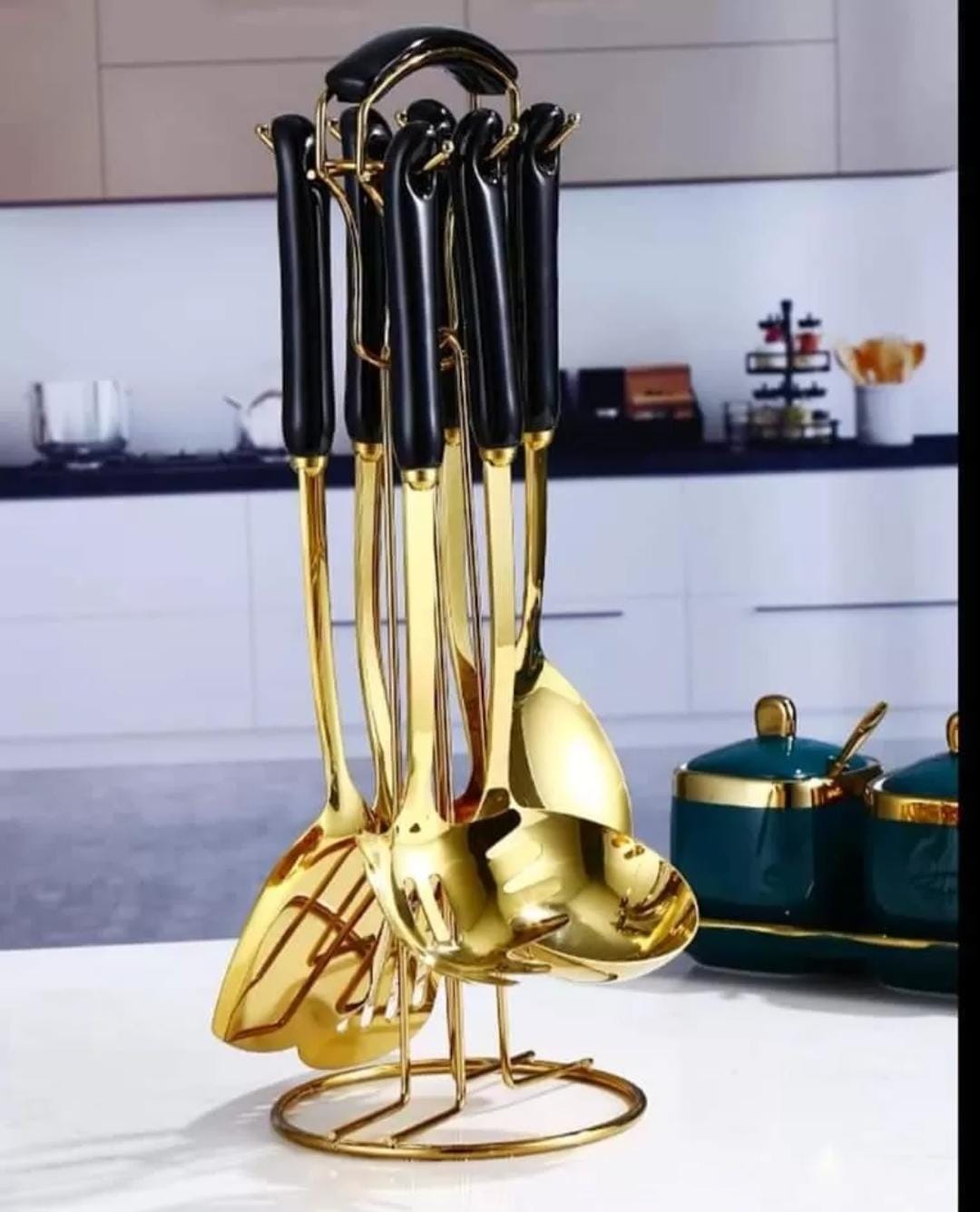 High QUALITY 6pcs +1stand Heavy Golden Serving spoons set 

Consist of;
2pcs short spoon
2pcs soup spoon
1pc fry spoon
1pc spaghetti