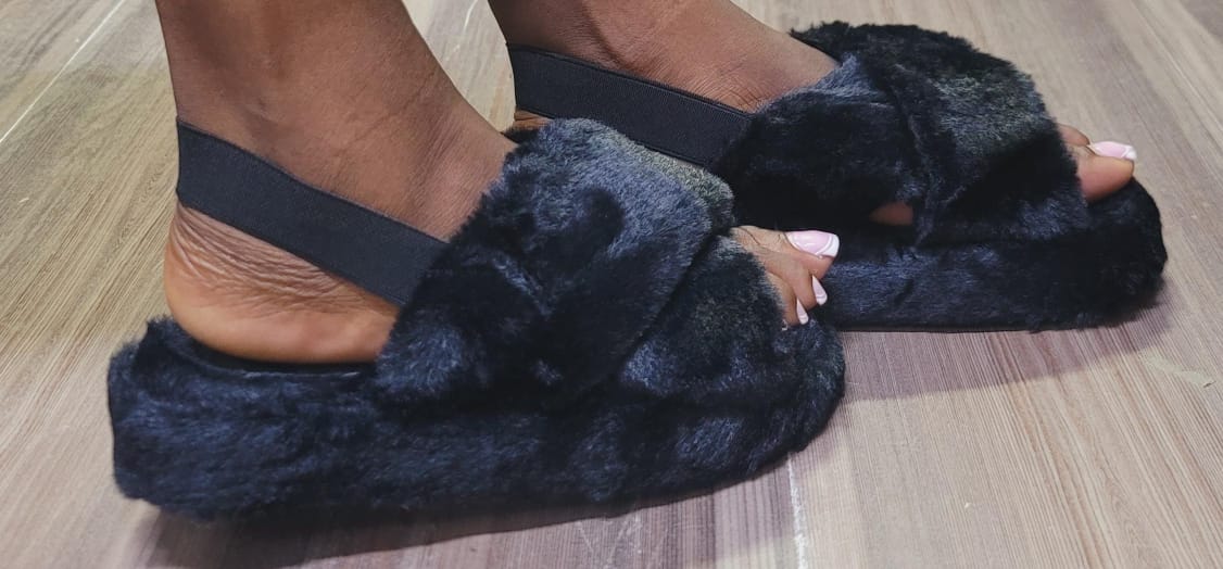 ELEGANT FLUFFY SANDALS The soft fur on the slippers is soft and comfortable and won't rub your feet. Stylish, lightweight and comfortable. Style with your holiday outfits or with a pair of jeans to gi