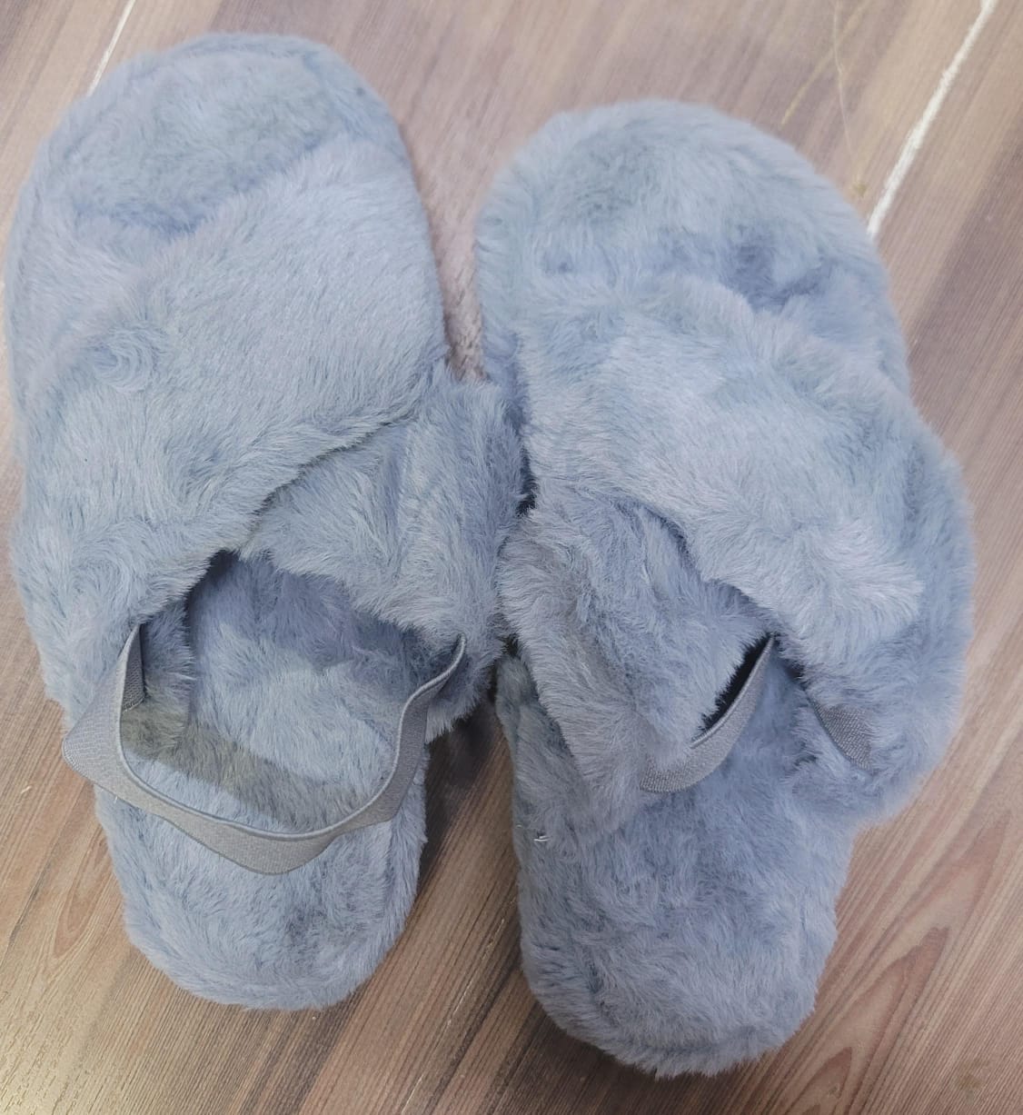 ELEGANT FLUFFY SANDALS The soft fur on the slippers is soft and comfortable and won't rub your feet. Stylish, lightweight and comfortable. Style with your holiday outfits or with a pair of jeans to gi