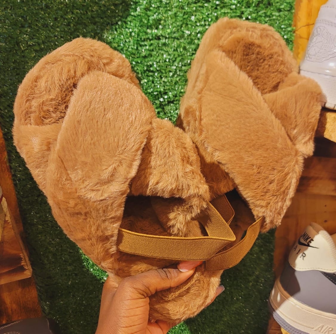 ELEGANT FLUFFY SANDALS The soft fur on the slippers is soft and comfortable and won't rub your feet. Stylish, lightweight and comfortable. Style with your holiday outfits or with a pair of jeans to gi