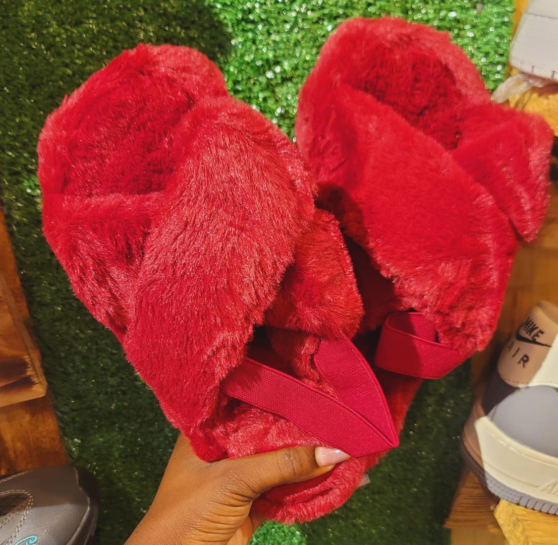 ELEGANT FLUFFY SANDALS The soft fur on the slippers is soft and comfortable and won't rub your feet. Stylish, lightweight and comfortable. Style with your holiday outfits or with a pair of jeans to gi