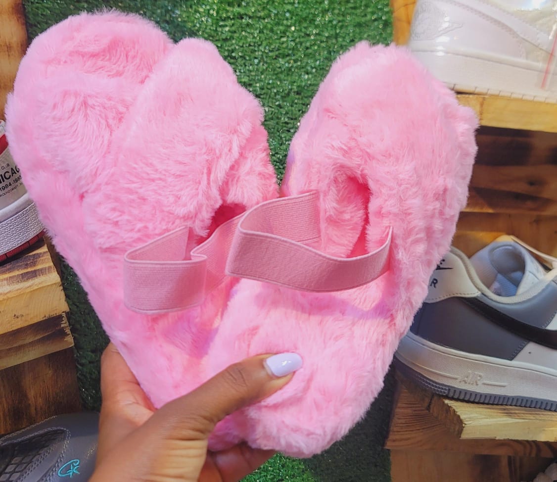ELEGANT FLUFFY SANDALS The soft fur on the slippers is soft and comfortable and won't rub your feet. Stylish, lightweight and comfortable. Style with your holiday outfits or with a pair of jeans to gi