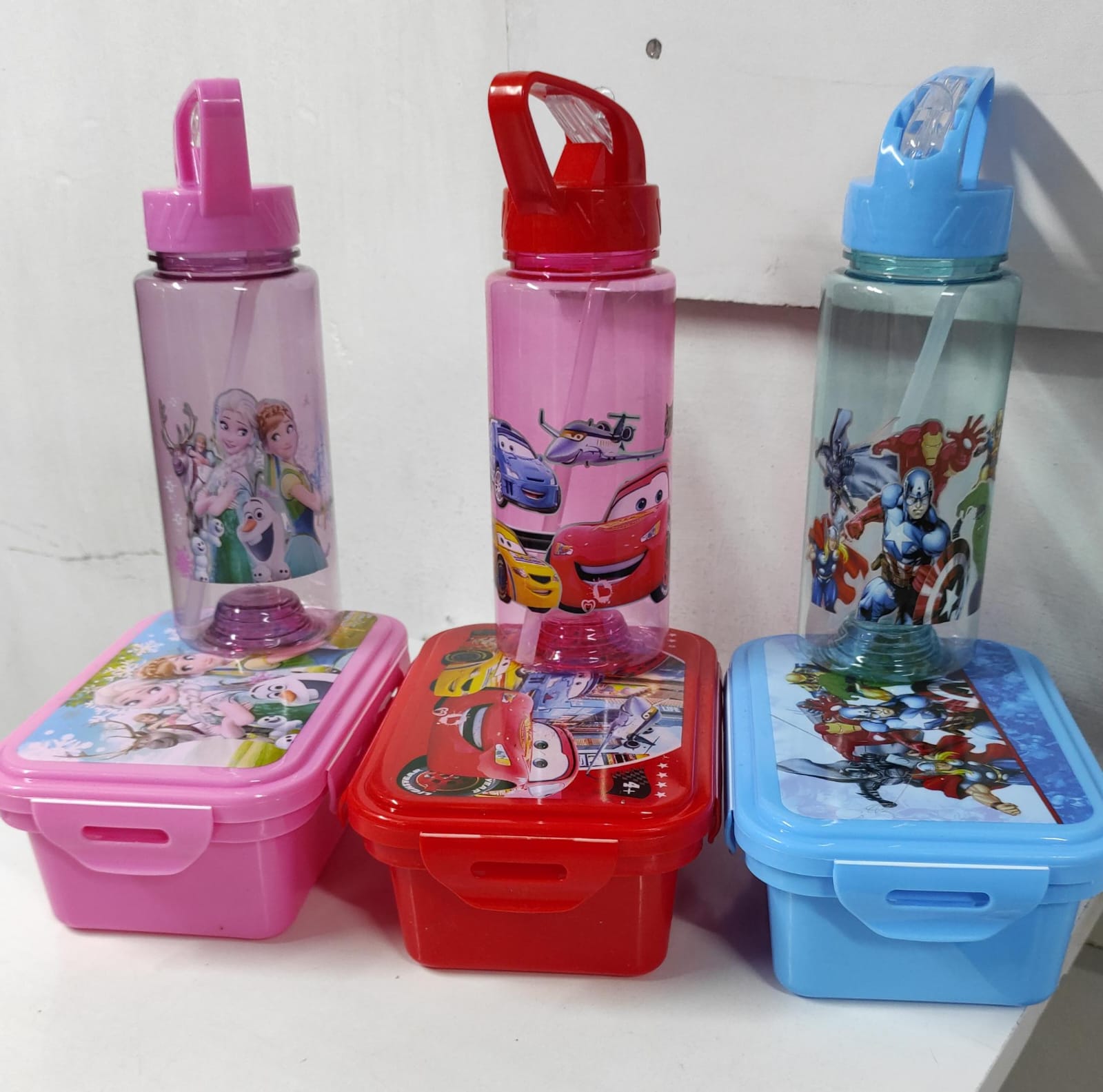 *Combo Kids cartoon  themed partitioned Snack box with unbreakable water bottle ideal for breakfast snack eg bread/chapati/queen cake etc. It's Microwave friendly* 

*Size: L × W × H*