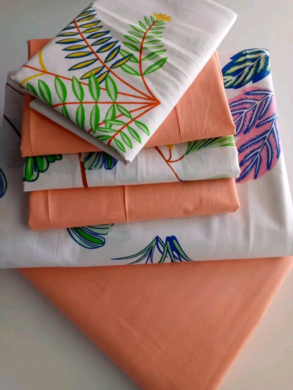 🔅🔅🔅Mix and match bedsheets 
✨2 pcs bedsheets 
✨4 pcs pillow cases 
▫️6x7
▪️ Cotton 

🍀Back in stock