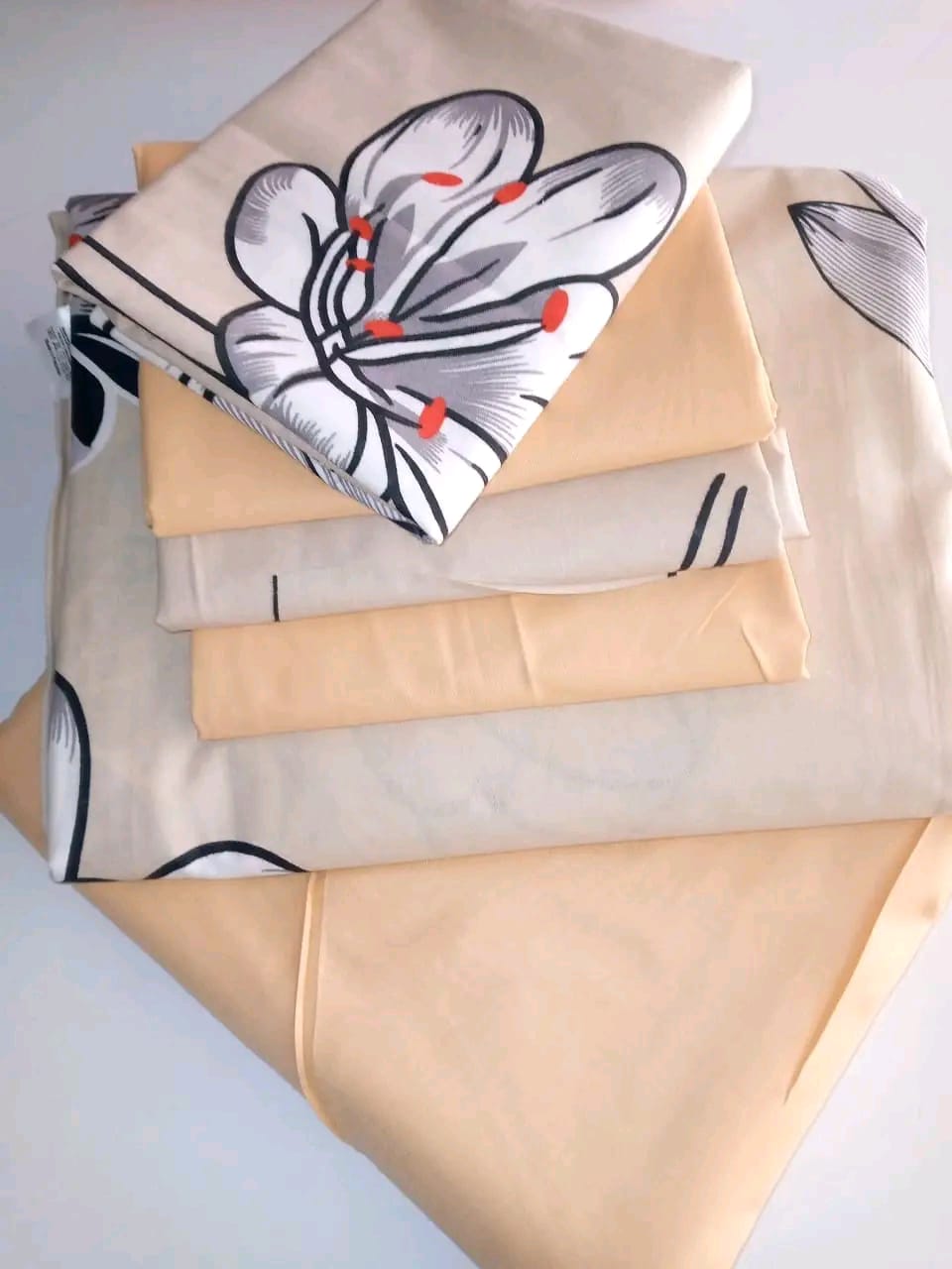 🔅🔅🔅Mix and match bedsheets 
✨2 pcs bedsheets 
✨4 pcs pillow cases 
▫️6x7
▪️ Cotton 

🍀Back in stock