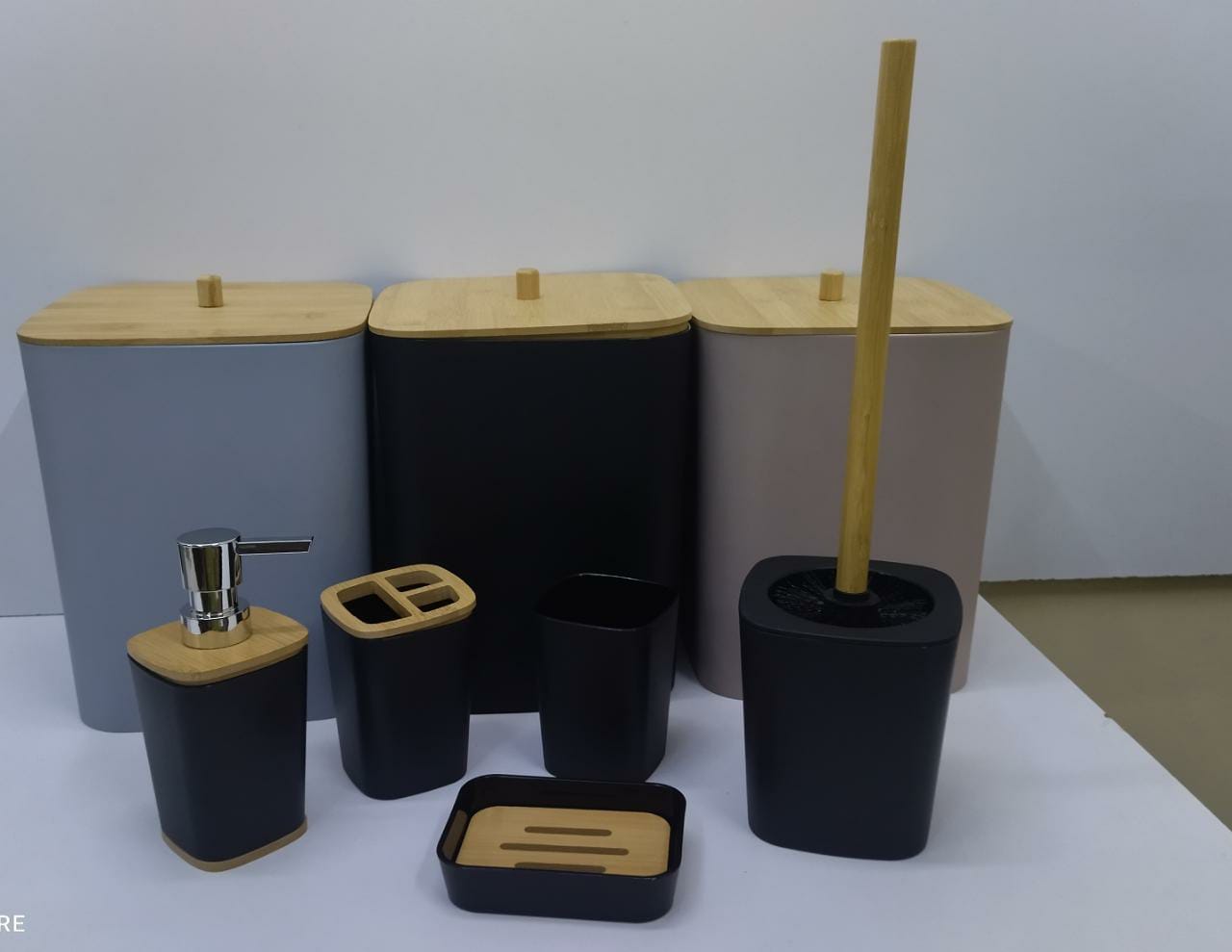 [SPECIAL OFFER] 6 in 1 Plastic with bamboo lid bathroom organizers 
it has☑ Dustin
                ☑ toilet brush
                ☑ toothbrush holder
                ☑soap dish
                ☑ tooth