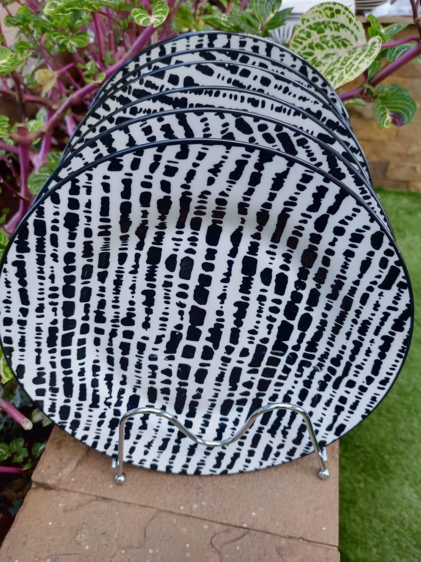 Set of 6 Ceramic Plates;
perfect dinner plate with a premium quality for your daily kitchen needs that will help you serve the perfect meal.