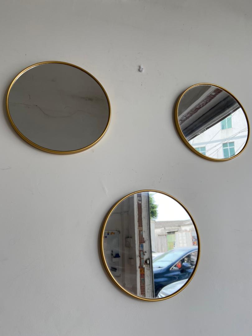 3 in 1 wall round mirrors 25cm diameter;
You can simply hang this mirror over a nail or hook for easy installation with an industrial flair.
