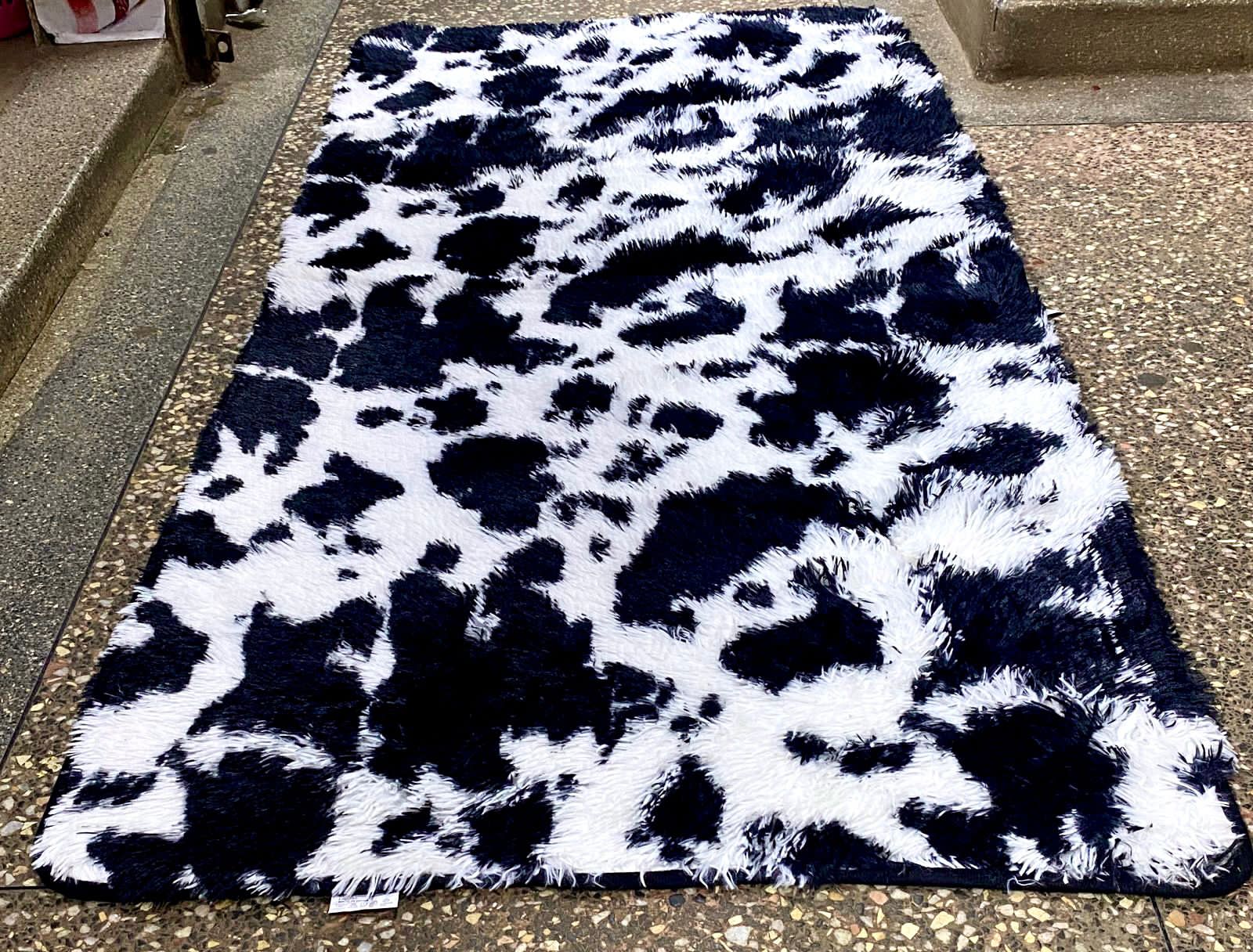 Fluffy Bedside Carpet;    Very soft for a warm and cozy living space and easy to care for. Add a chic, fresh touch to your favorite room.