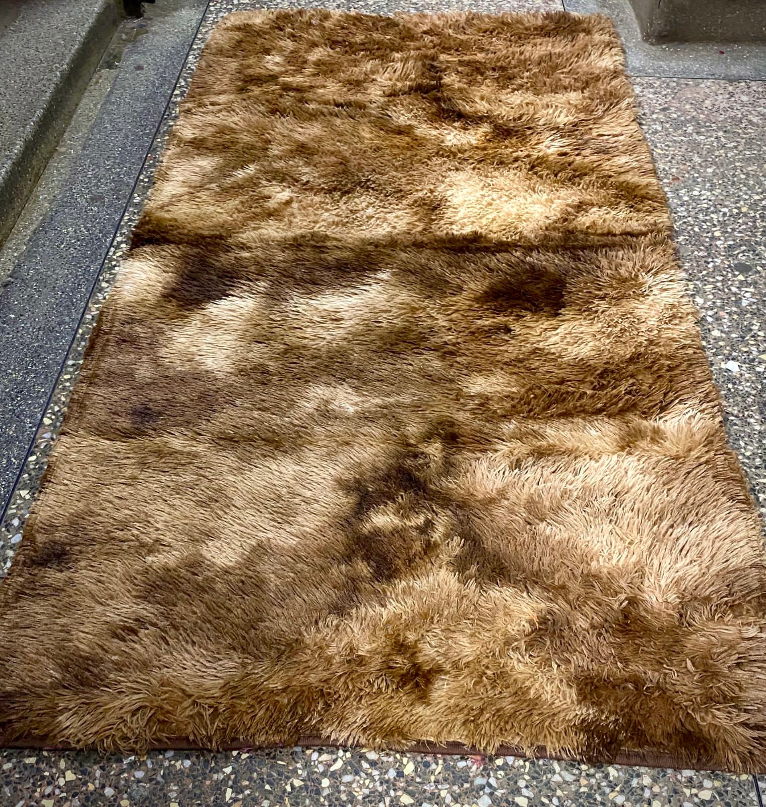 Fluffy Bedside Carpet;    Very soft for a warm and cozy living space and easy to care for. Add a chic, fresh touch to your favorite room.