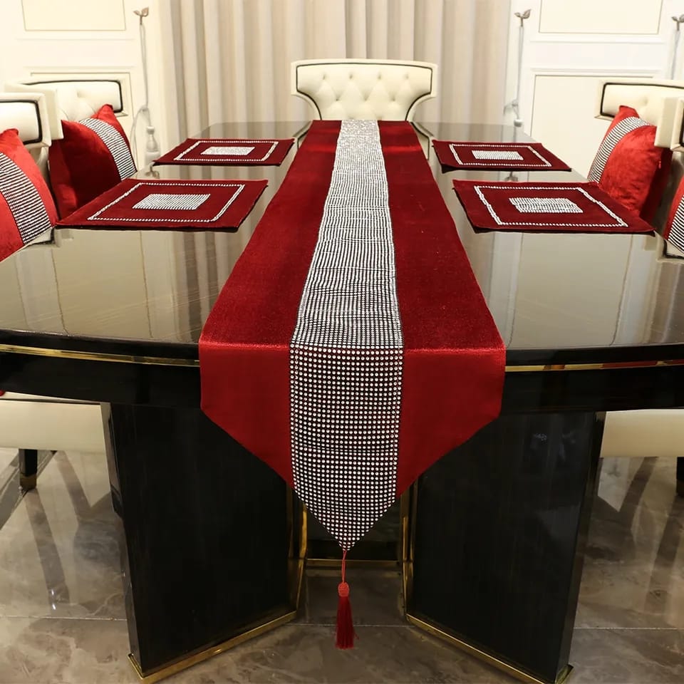 13pcs table set 1 runner(32*180cm)
✓6 table mats (30*40cm)
✓6 cushion cases ( 45*45cm)