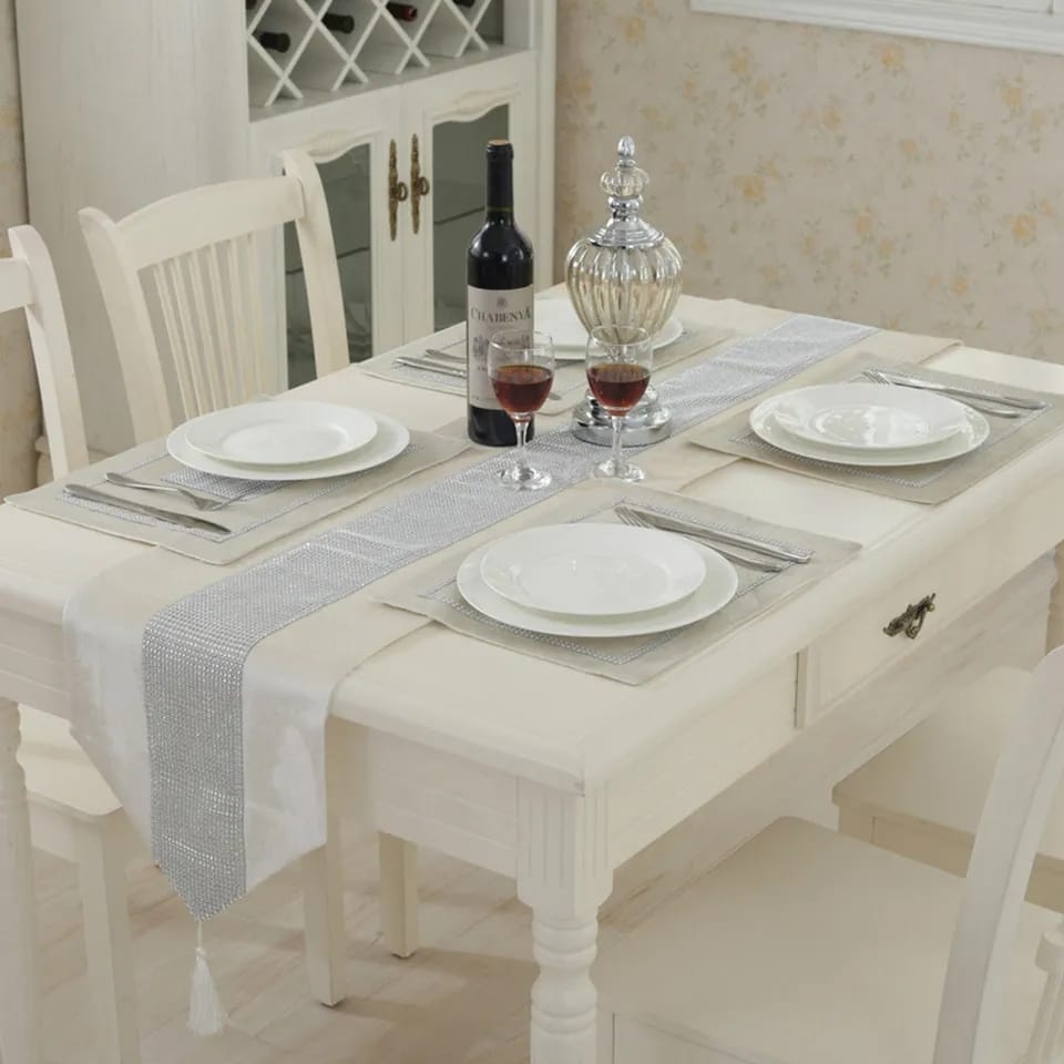 13pcs table set 1 runner(32*180cm)
✓6 table mats (30*40cm)
✓6 cushion cases ( 45*45cm)