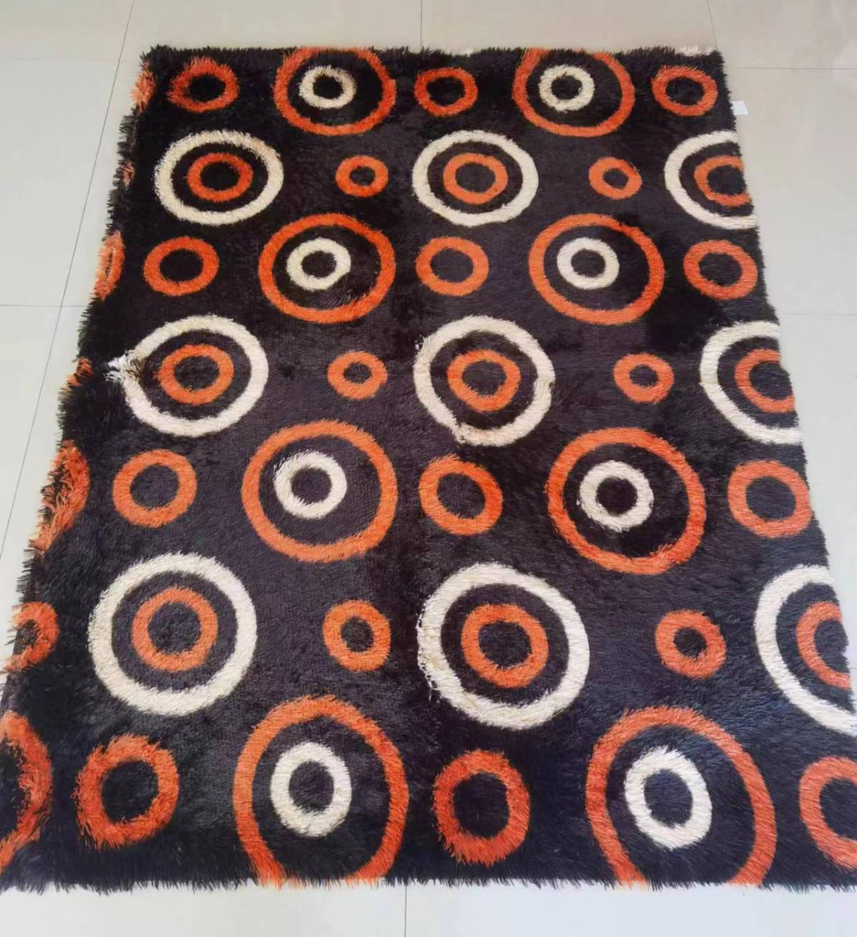 Pattern fluffy carpetThis woolen shag rug in cotton material and a thick surface is the ideal carpet for your home that will give you value for your money. It is very soft for a warm and cozy living s