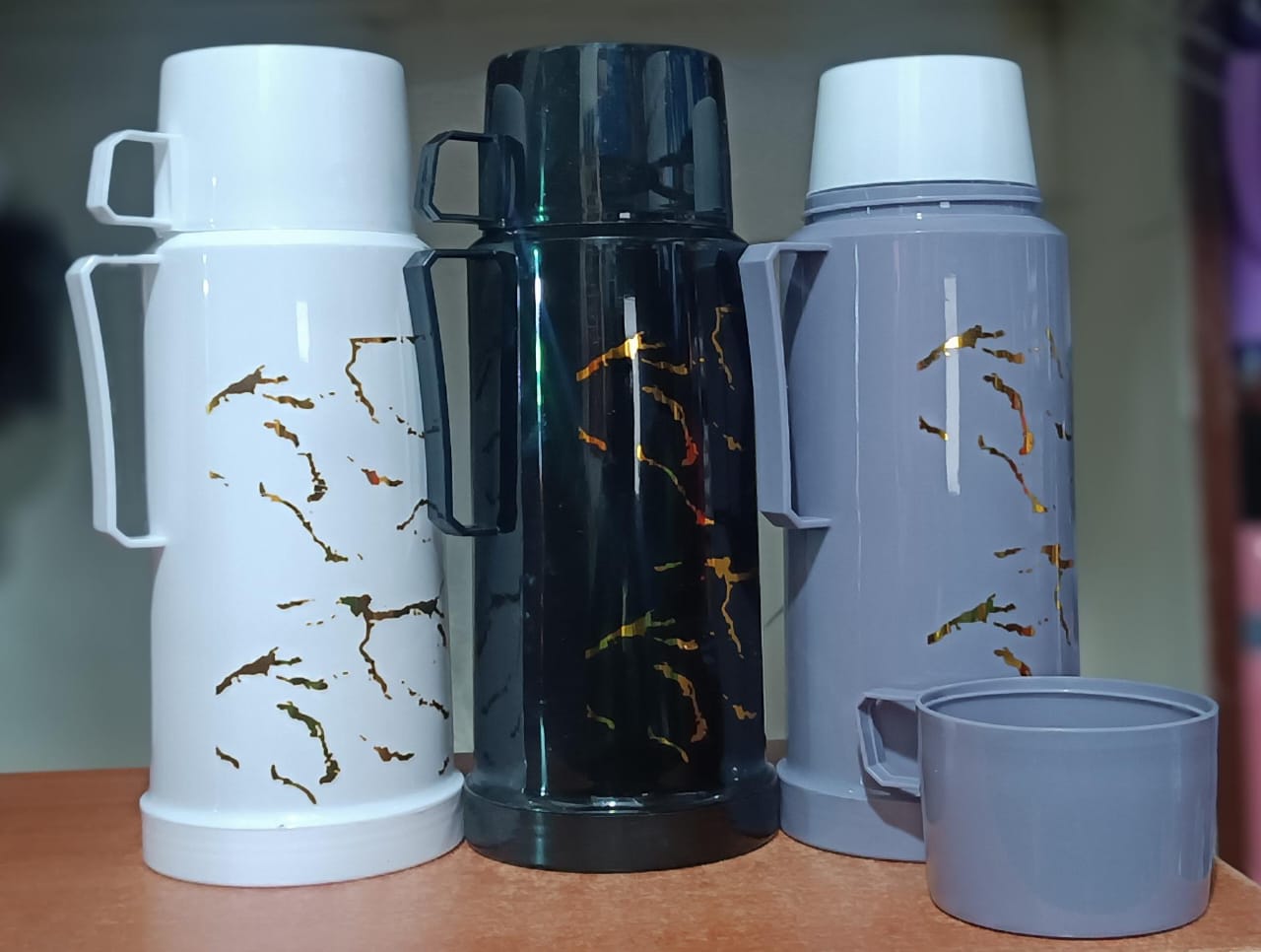 1l Vacuum Insulated Flask ,,Twist and pour stopper Large cup with handle Keeps contents hot or 6 hours, keeps contents cold for 12 hours