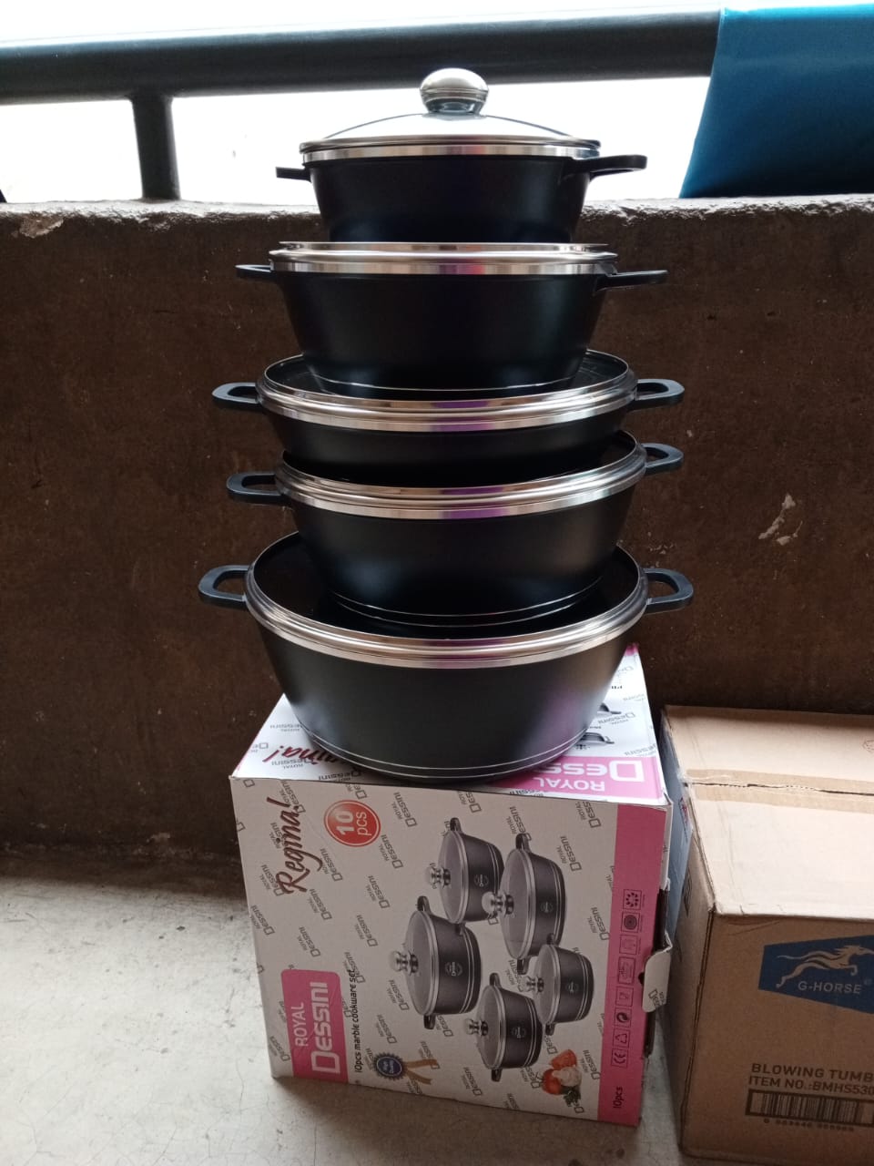 Dessini 10 Pcs Non-Stick Cooking & Serving Pots & Pans.Eco-Friendly , healthy and easy for clean
High class non-stick performance anti scratch
Fashionable type suit for all kitchens and family
Ceramic