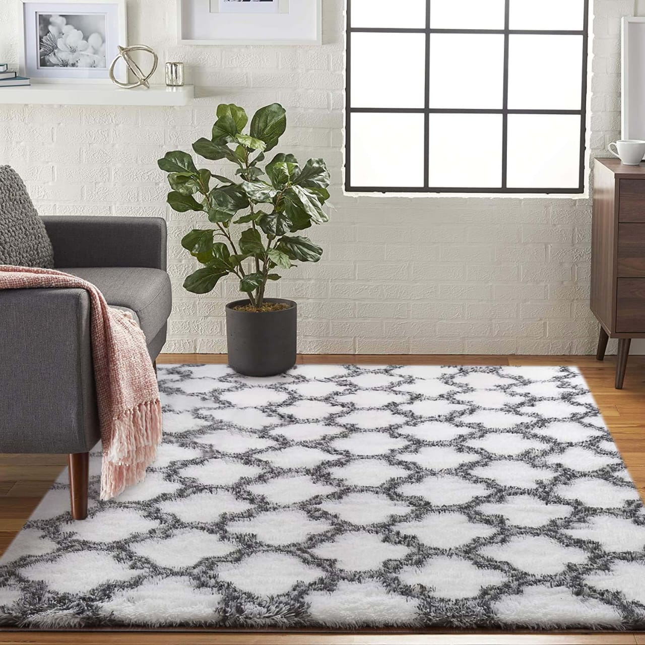 Pattern fluffy carpet This woolen shag rug in cotton material and a thick surface is the ideal carpet for your home that will give you value for your money. It is very soft for a warm and cozy living