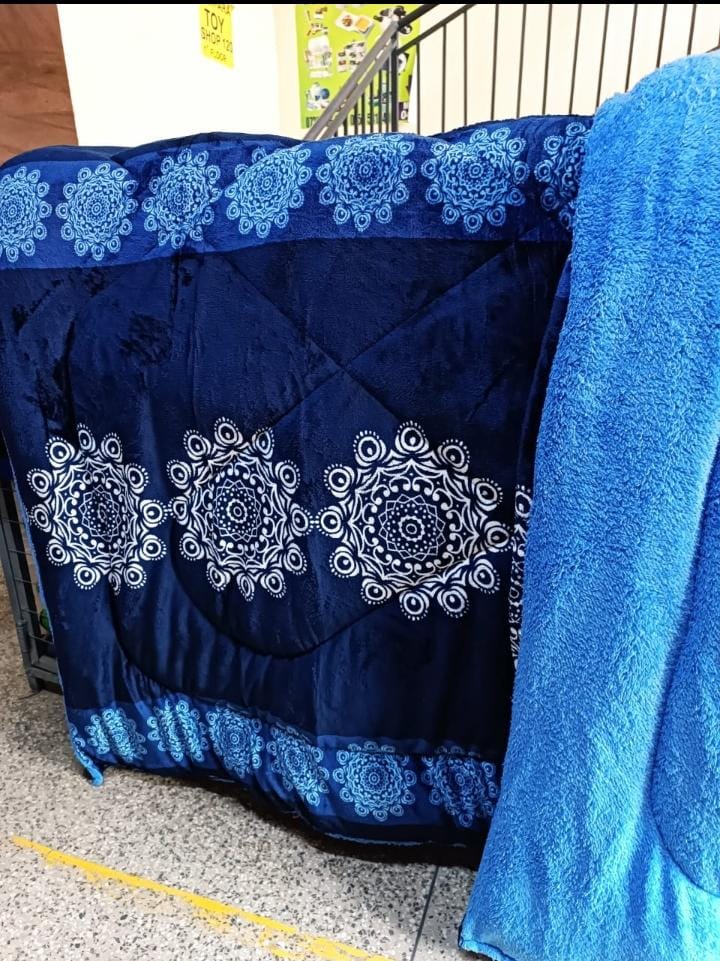 Heavy Woolen blankets 5*6 Enjoy luxury at home with this Super soft Velvet Blanket. Take your living room and bedroom to luxury levels with this classically styled and luxuriously soft blanket. Craft